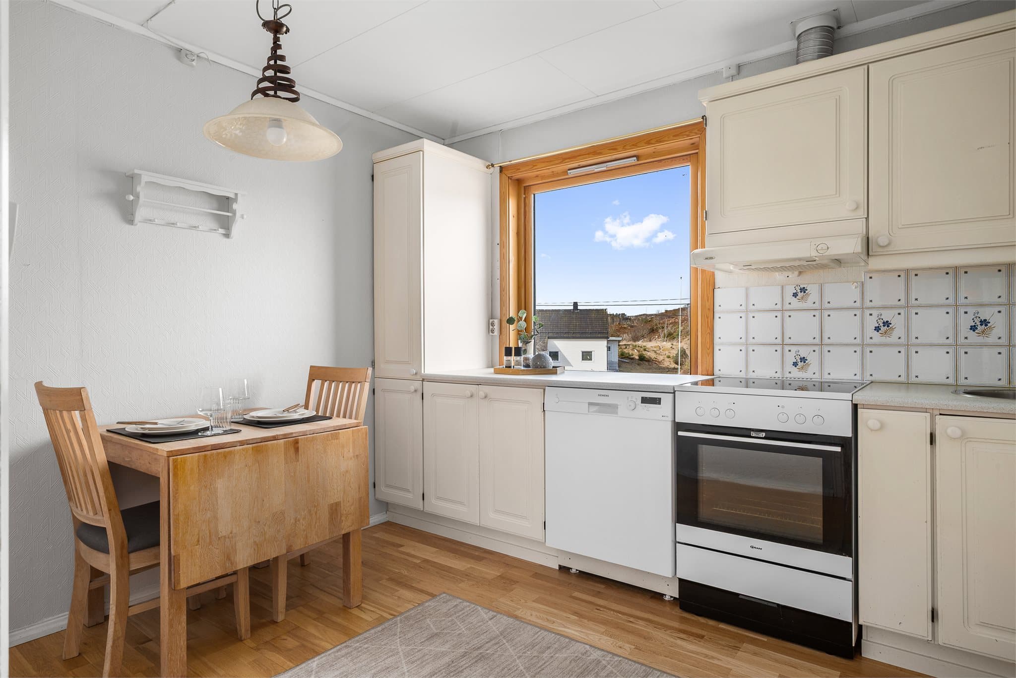 Det er plass til en mindre spisegruppe på kjøkkenet.