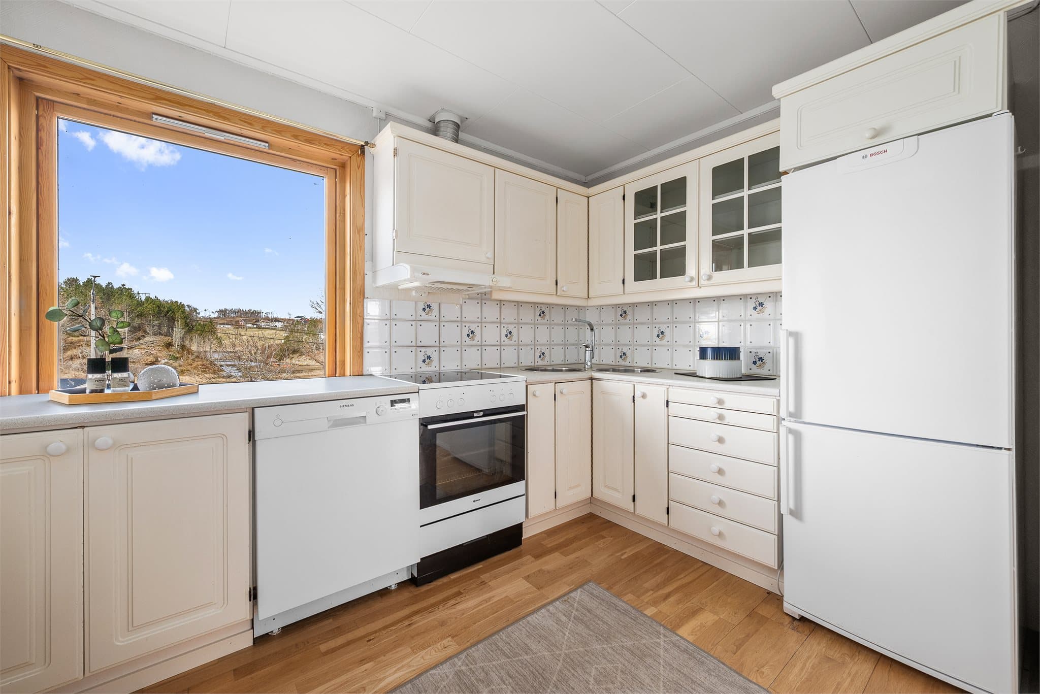 Kjøkkenet ligger separat fra stuen og måler ca. 9,5 kvm.