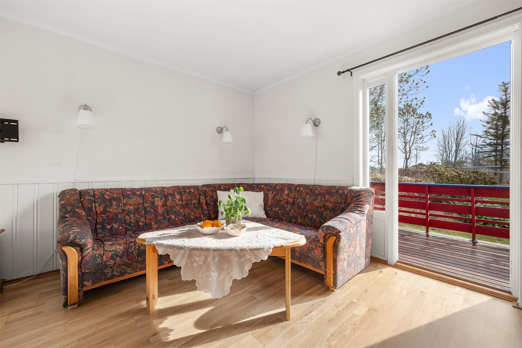 Fra stuen har man utgang til en solrik terrasse på 20 kvm.