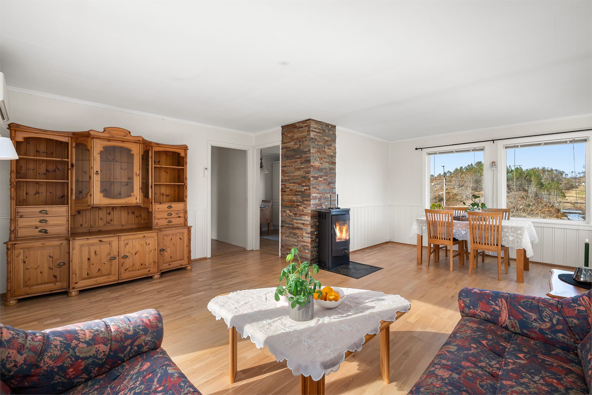 I stuen har man peisovn og varmepumpe fra 2025.