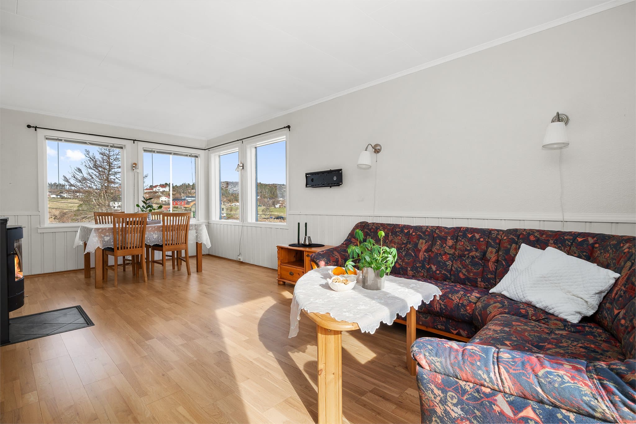 Stuen er lys og innbydende, med vindusflater i flere himmelretninger som gir rikelig med dagslys.