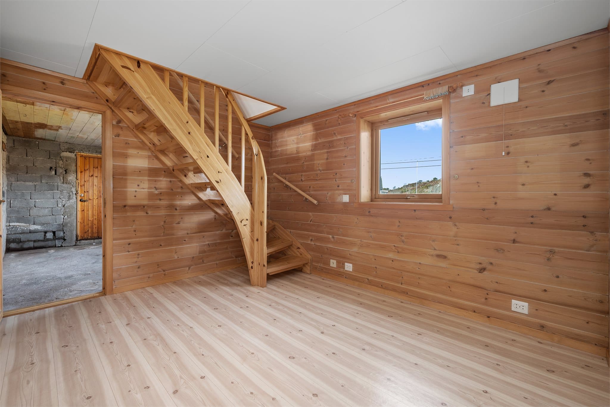 Fra gangen går det en trapp ned til underetasjen, som består av fire boder og et rom som benyttes som kjellerstue.