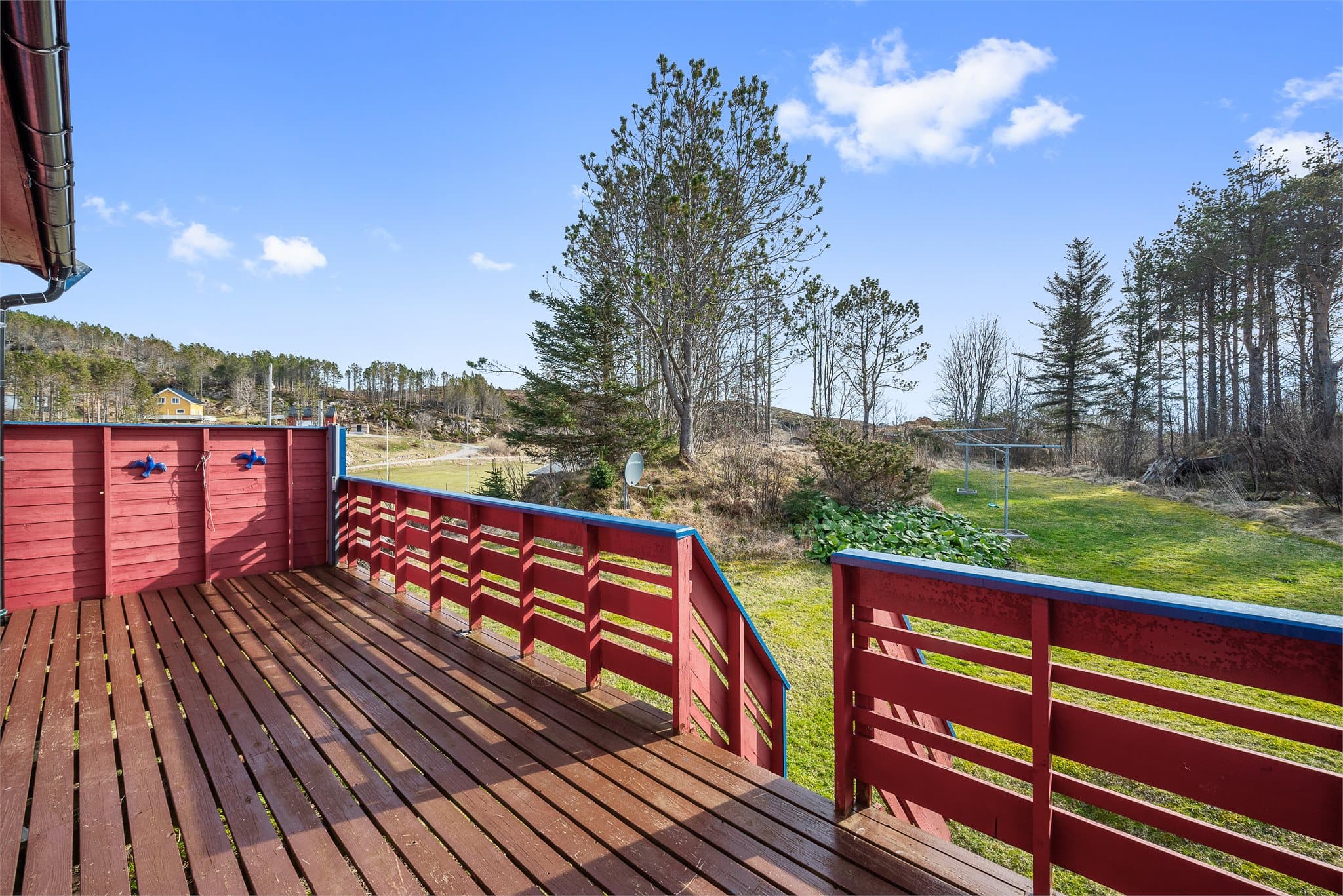 Terrassen har god plass til utemøbler, og her kan man nyte herlige, naturskjønne omgivelser. Terrassen har morgen- og formiddagssol.