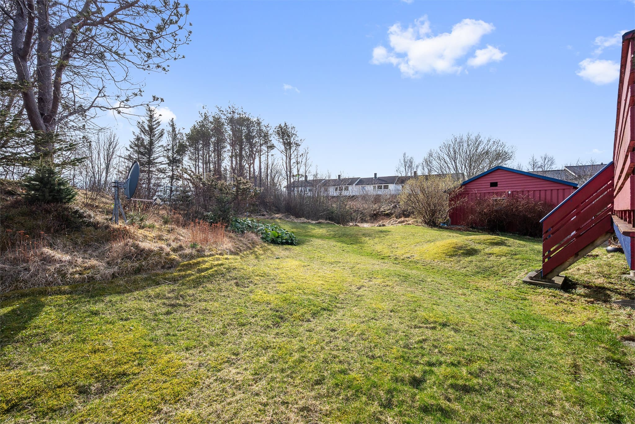 Her får man en stor og flott hage med gode muligheter for rekreasjon.