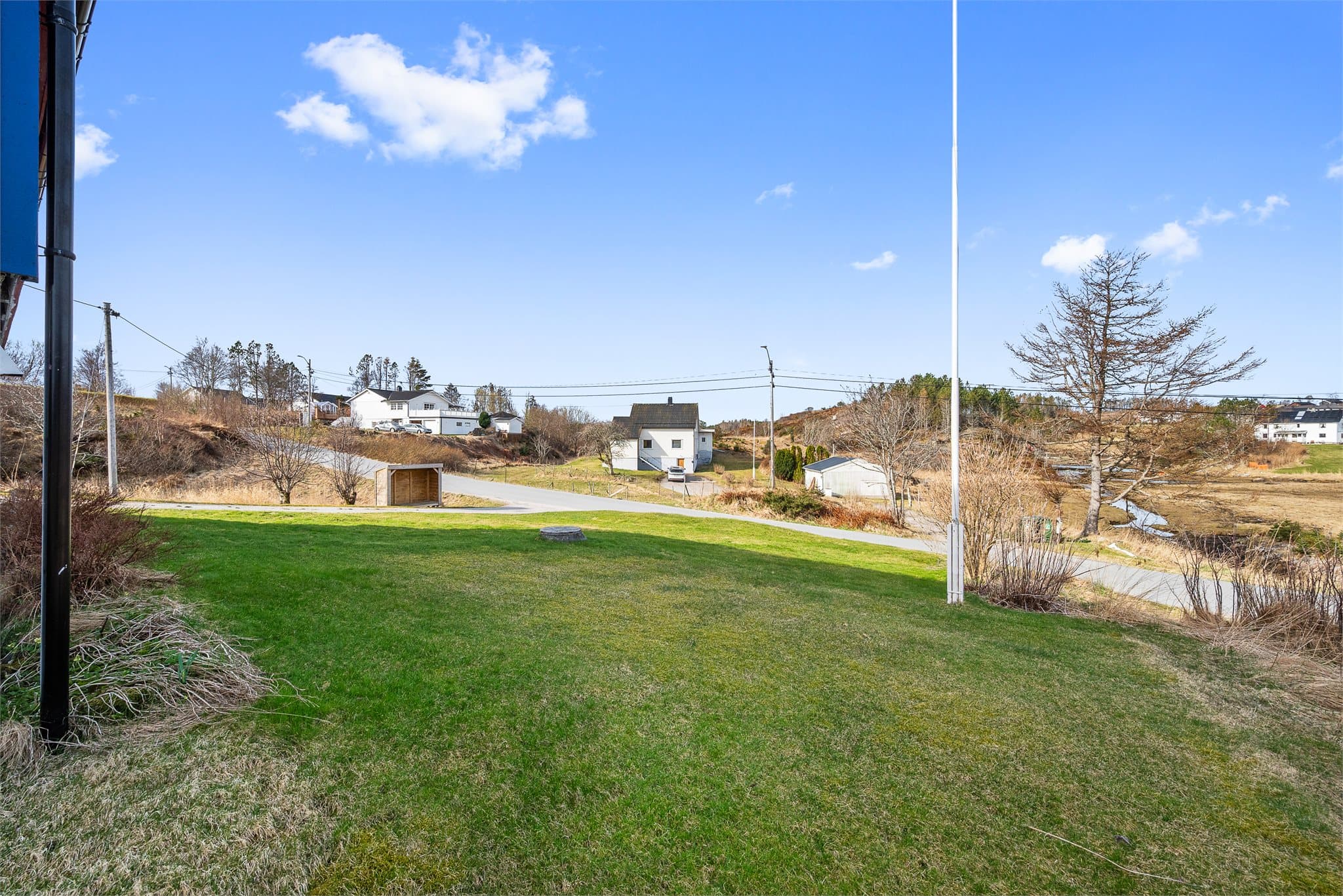 Fra boligen er det kort vei til skole, barnehage og bussholdeplass.