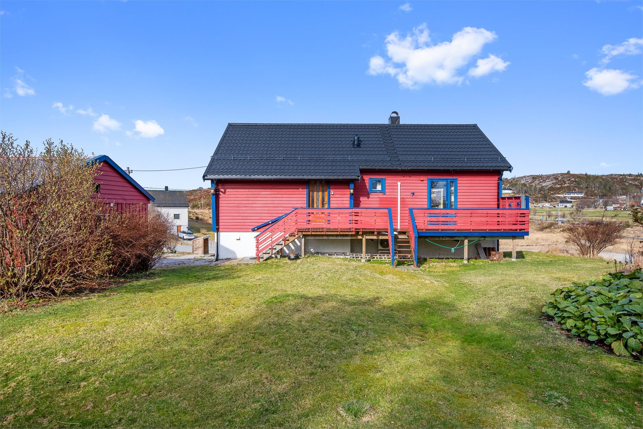 Nabolaget har eget veilag der det arrangeres søndagskafé, dans for voksne og eldre, samt ulike arrangementer for barn gjennom året, som juletrefest, halloweenfest, karneval og skøytedisco.