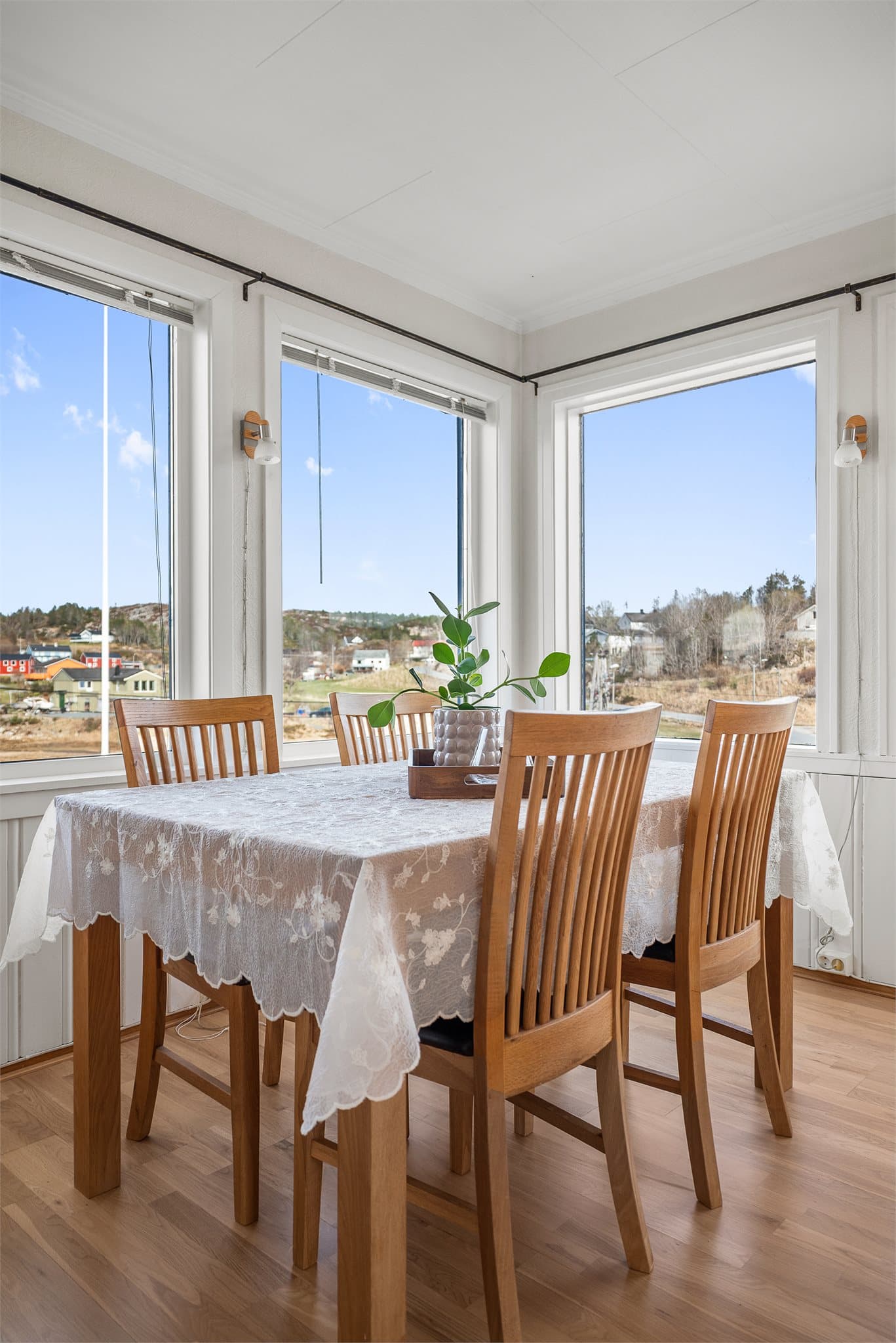 Det er god plass til spisegruppe i stuen.