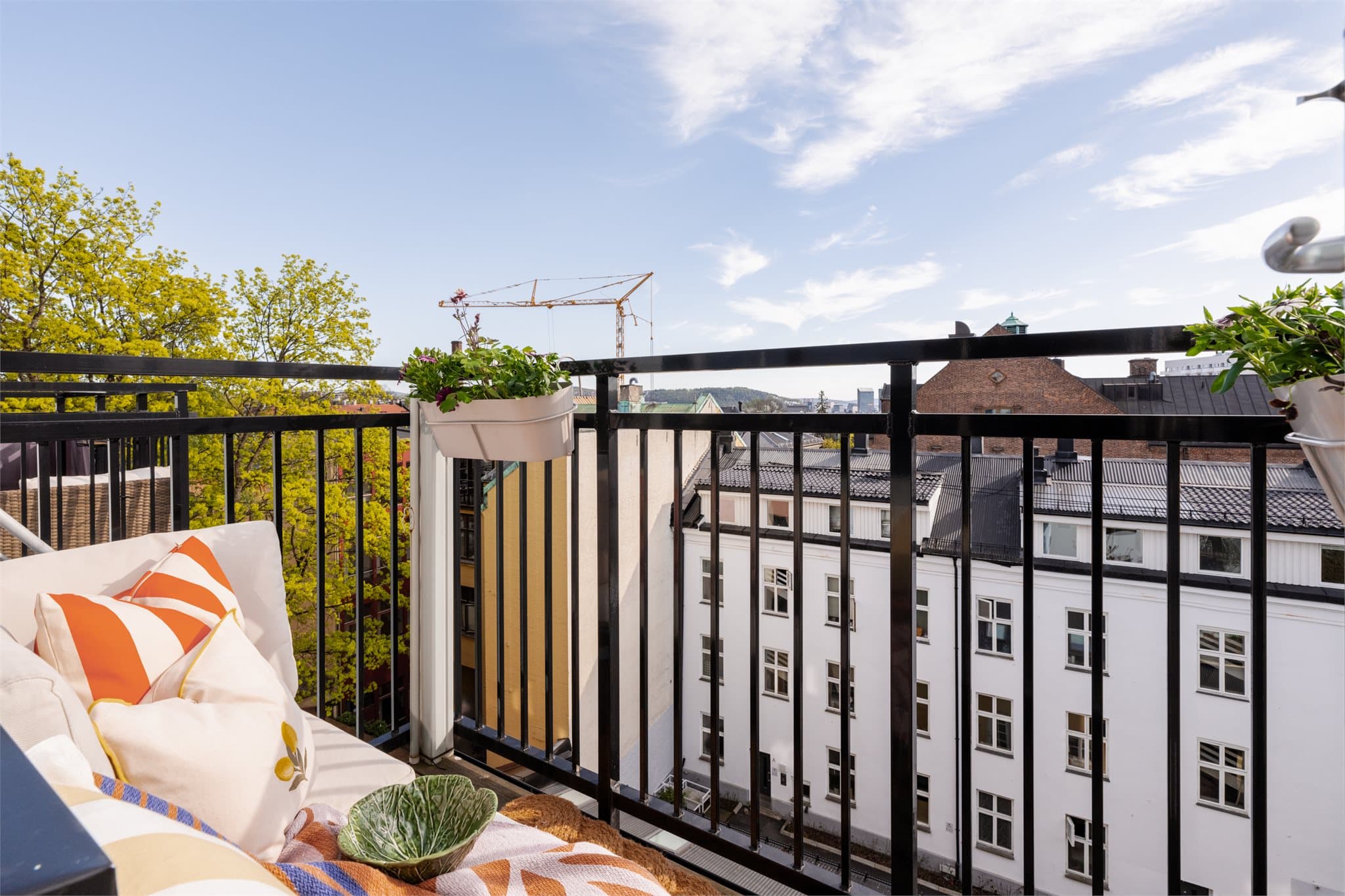 Balkongen har god plass til møbler hvor de solrike sommerdagene kan nytes.
