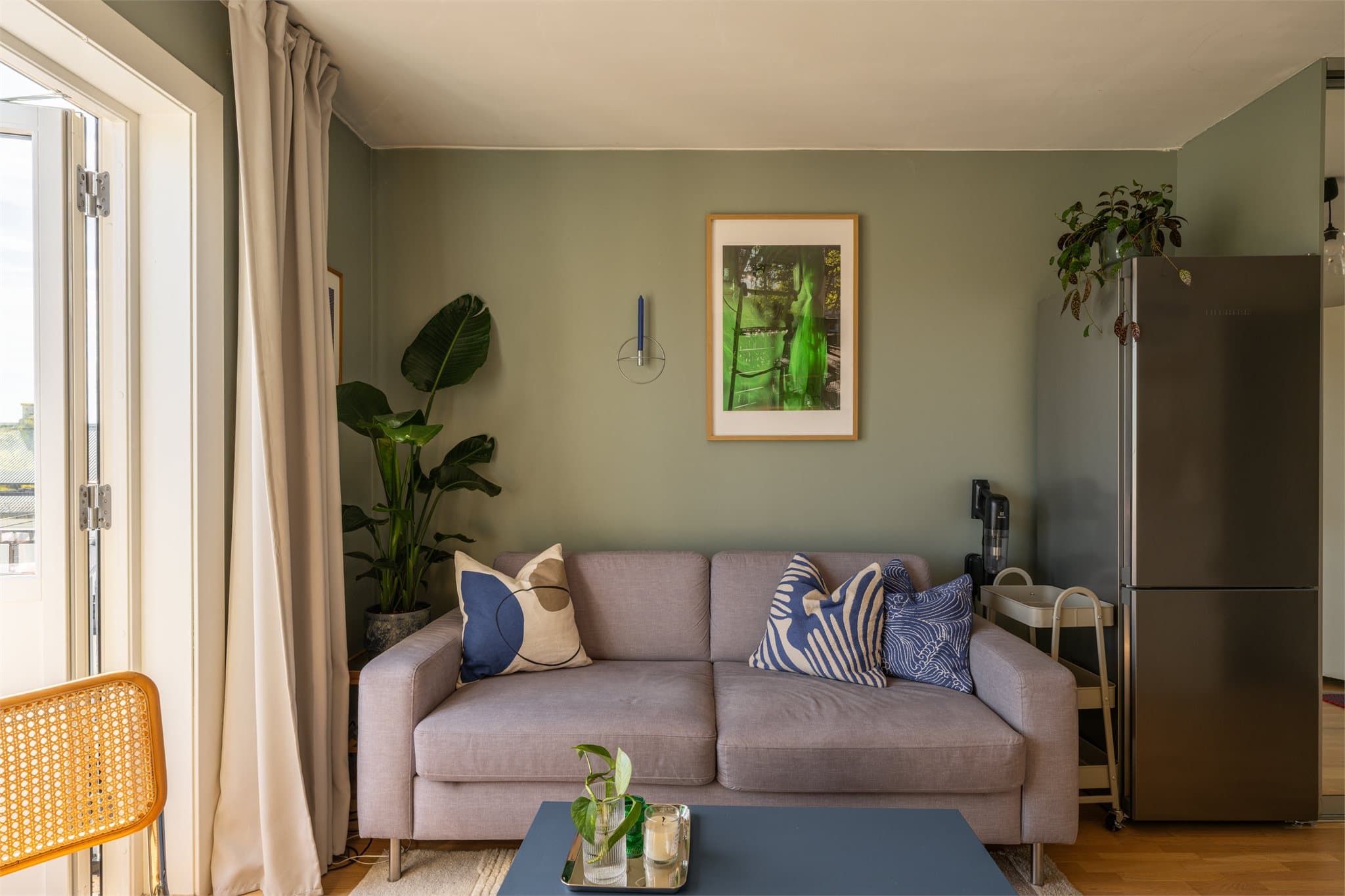 God plass til sofa/sovesofa og en spiseplass.