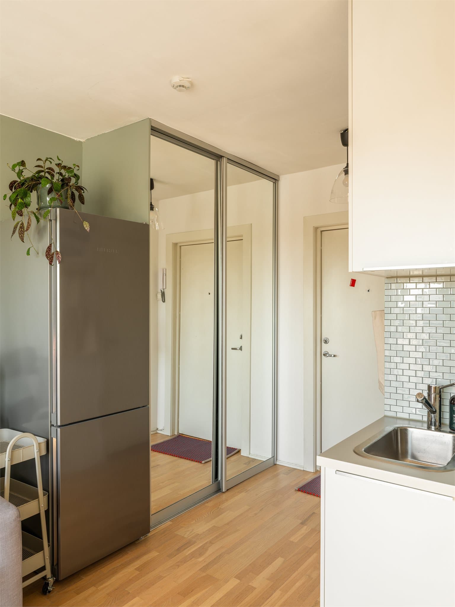 Stor skyvedørsgarderobe med speildører og god plass for oppbevaring. Leiligheten disponerer også en bod i felles kjeller.