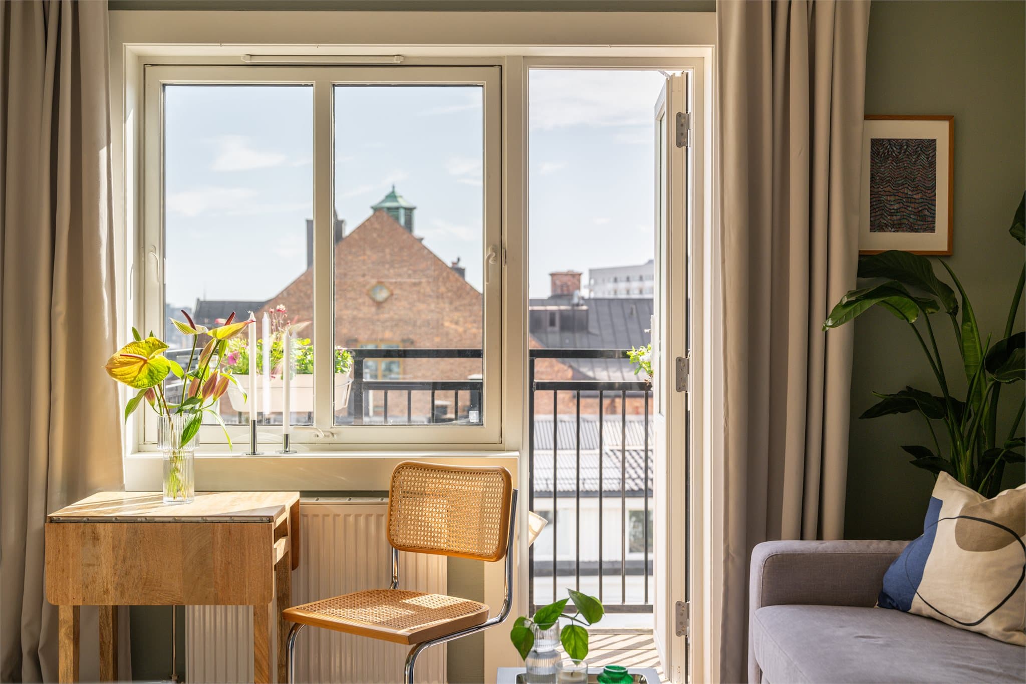Dette er en lys og fin toppleilighet med en ettertraktet beliggenhet på Torshov.