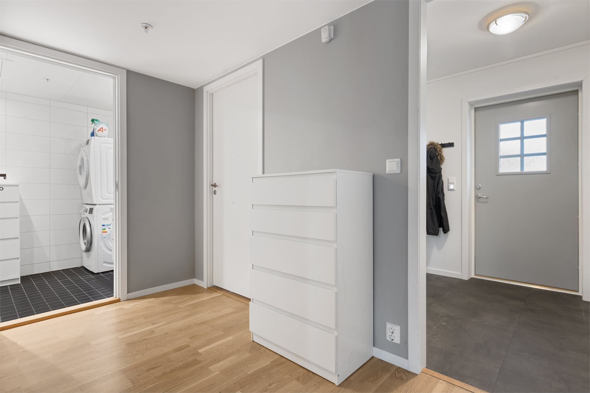 Hall. Det er oppbevaringsplass i både innvendig og utvendig bod.