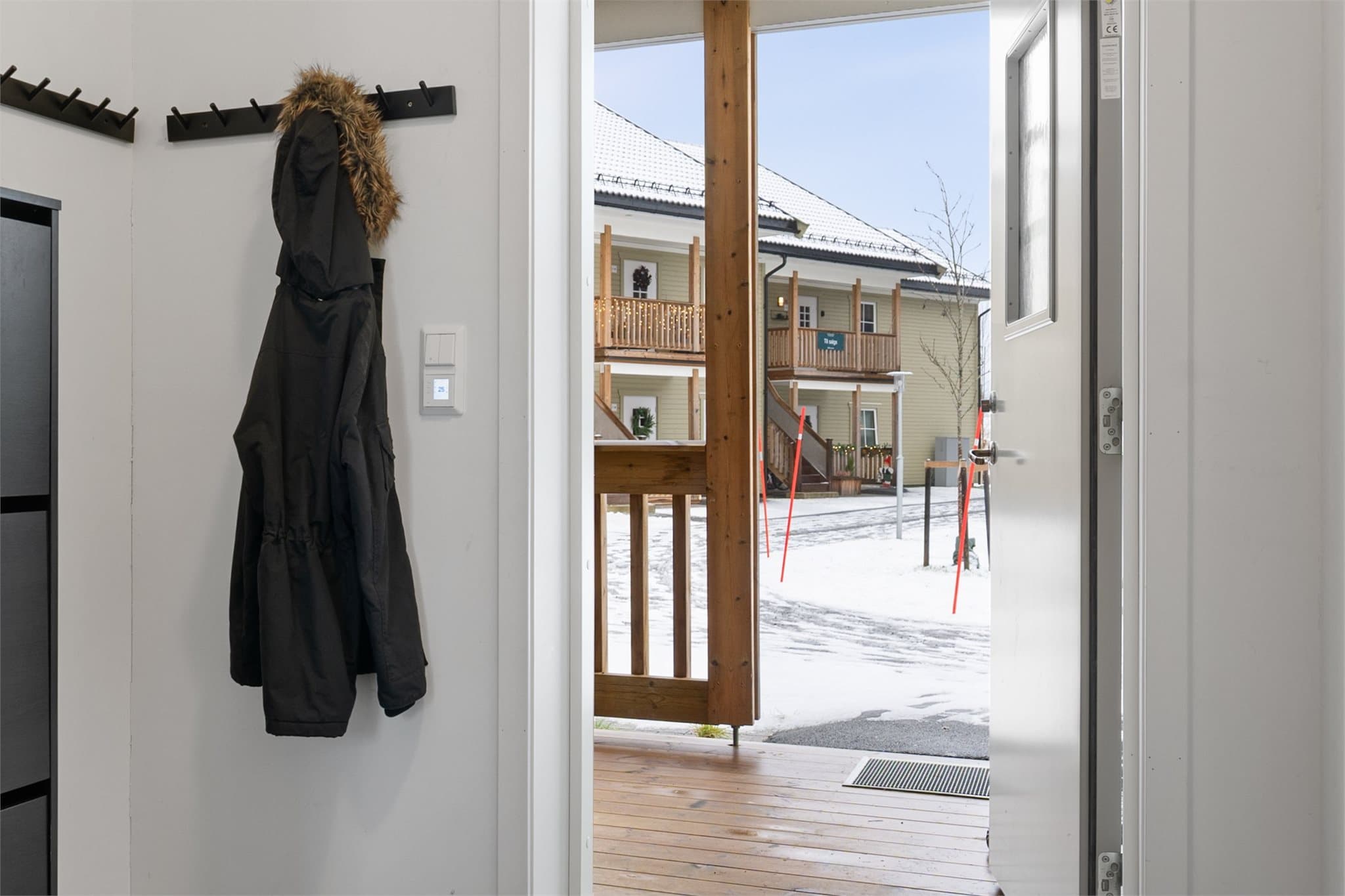 Entrè med plass for yttertøy og sko. Det er også en fin uteplass mot fellesareal på denne siden av leiligheten.