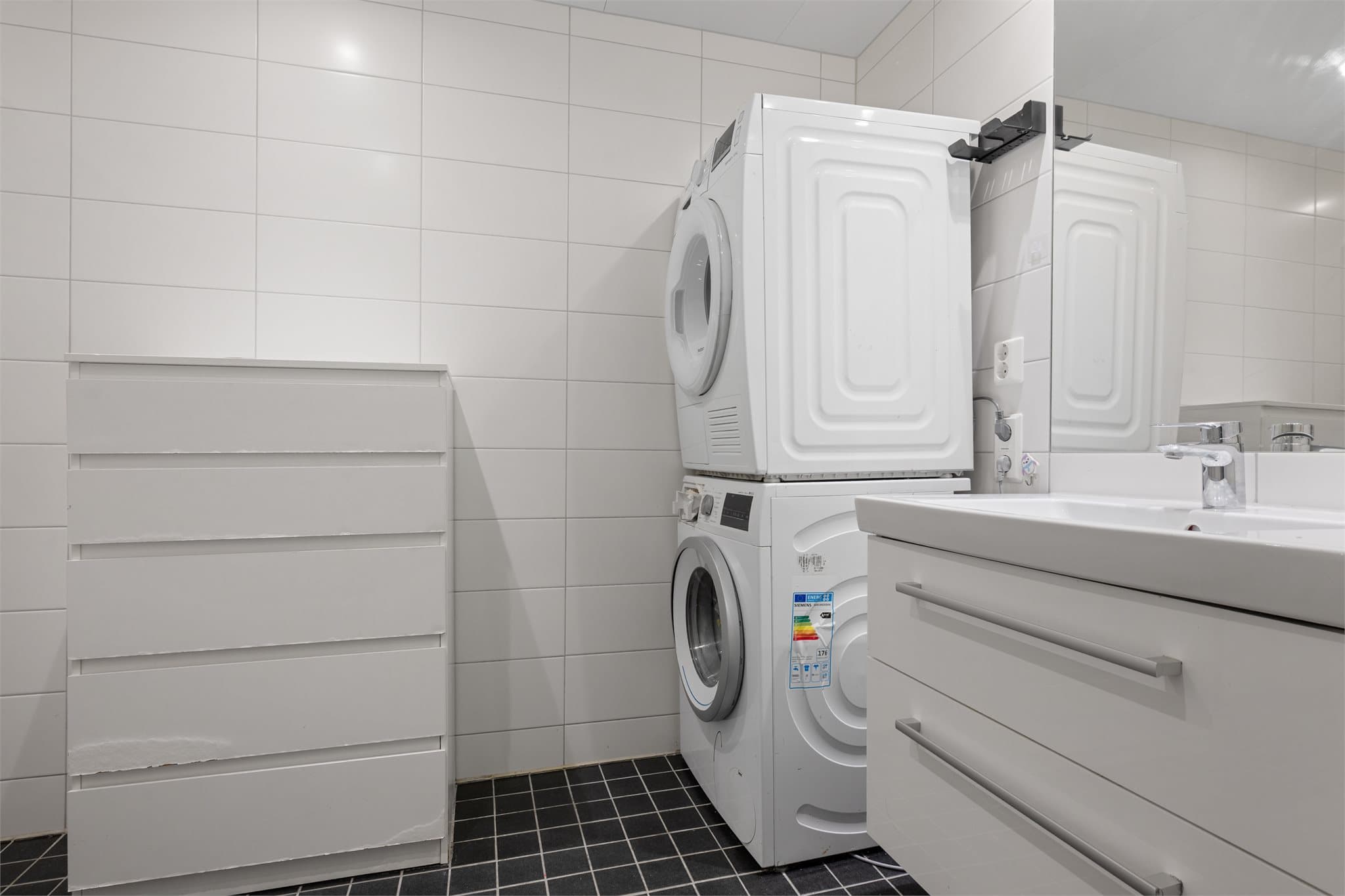 Det er opplegg for vaskemaskin og plass til vaskesøyle.