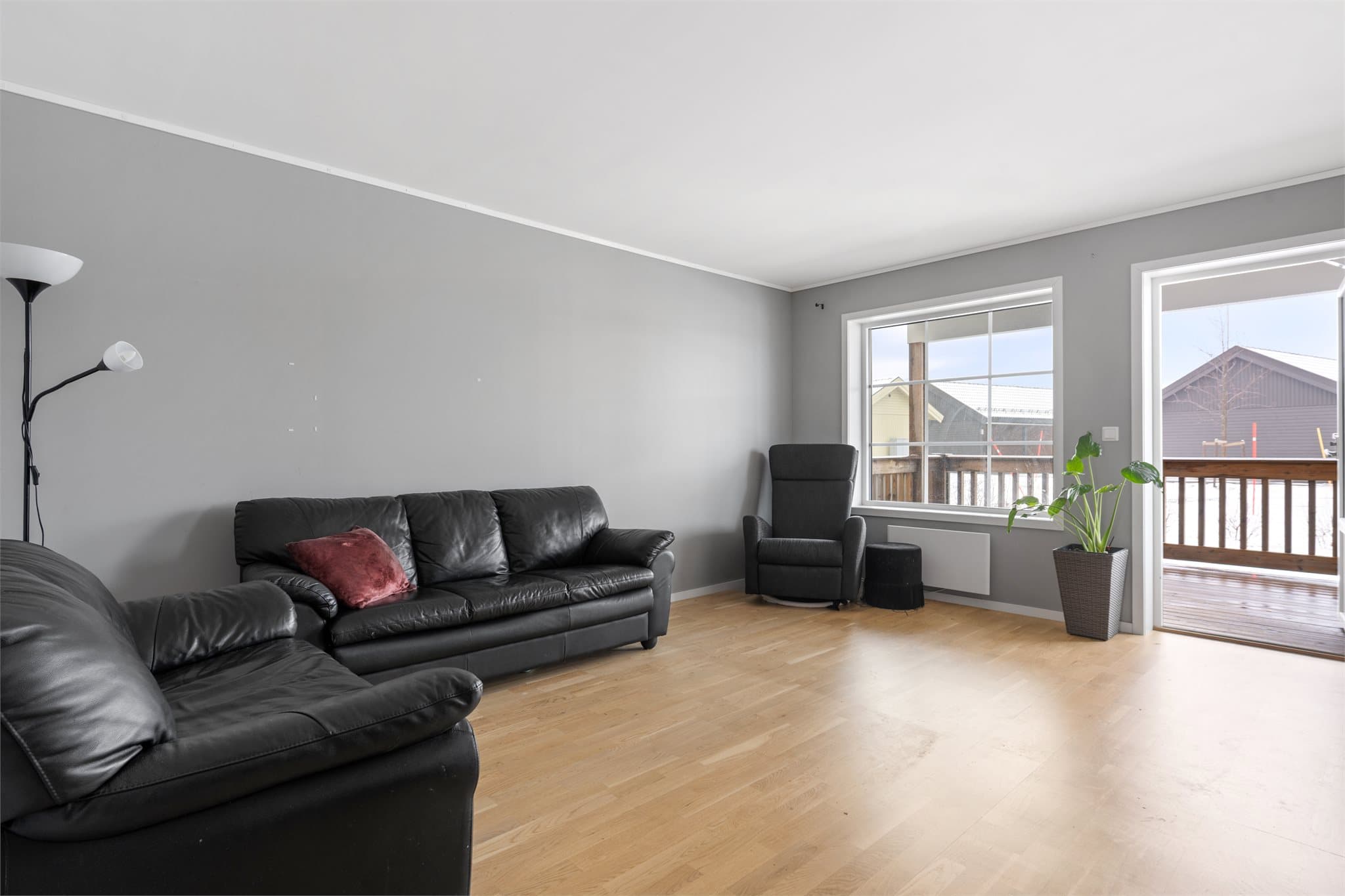 Godt lysinnslipp fra store vindusflater.