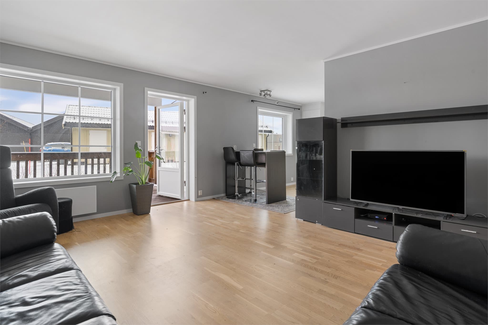 Stuen er romslig, det er plass for både spisebord og sofamøblement.