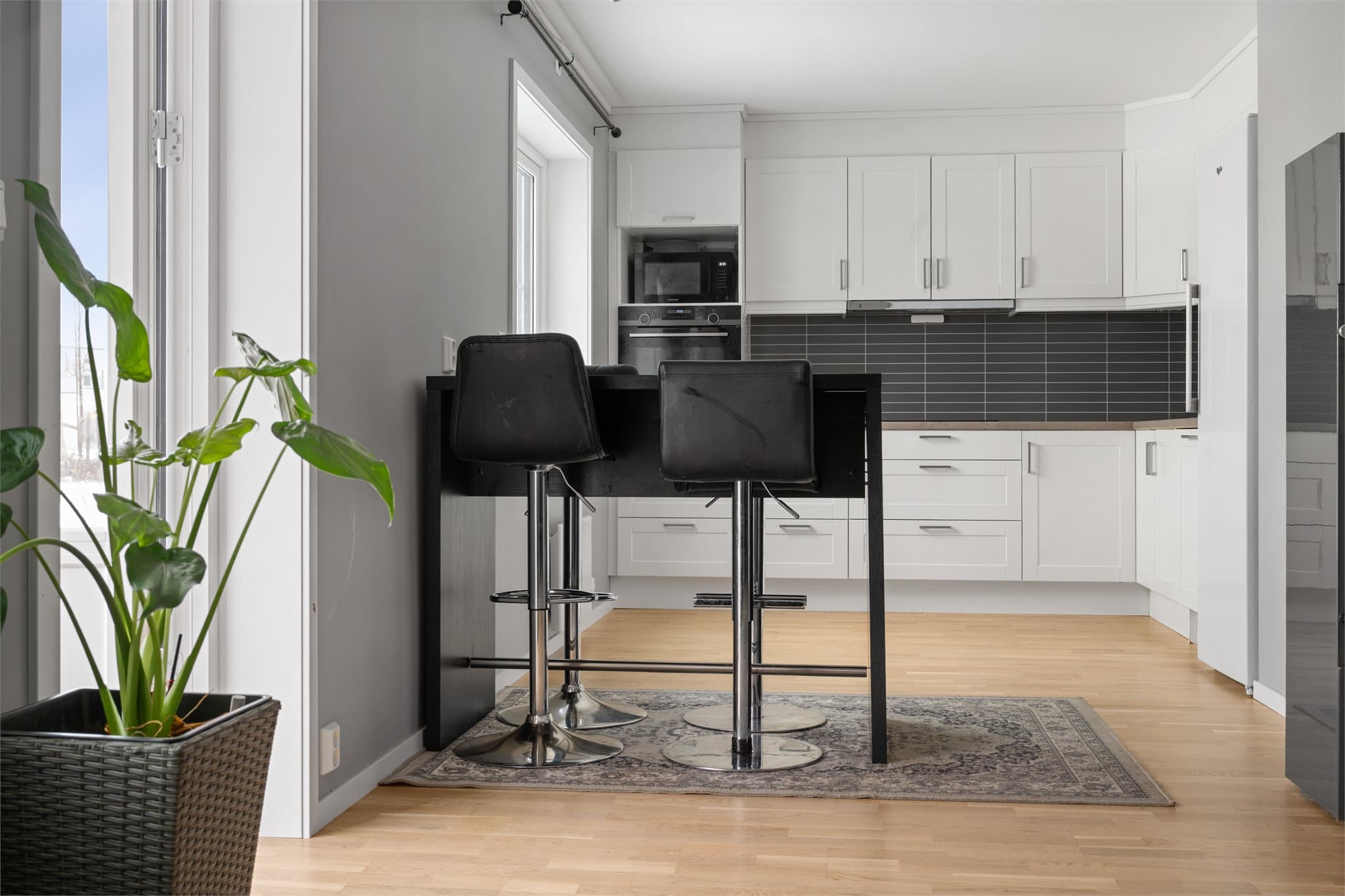 Det er dels integrerte hvitevarer og plass for frittstående kjøleskap og micro.