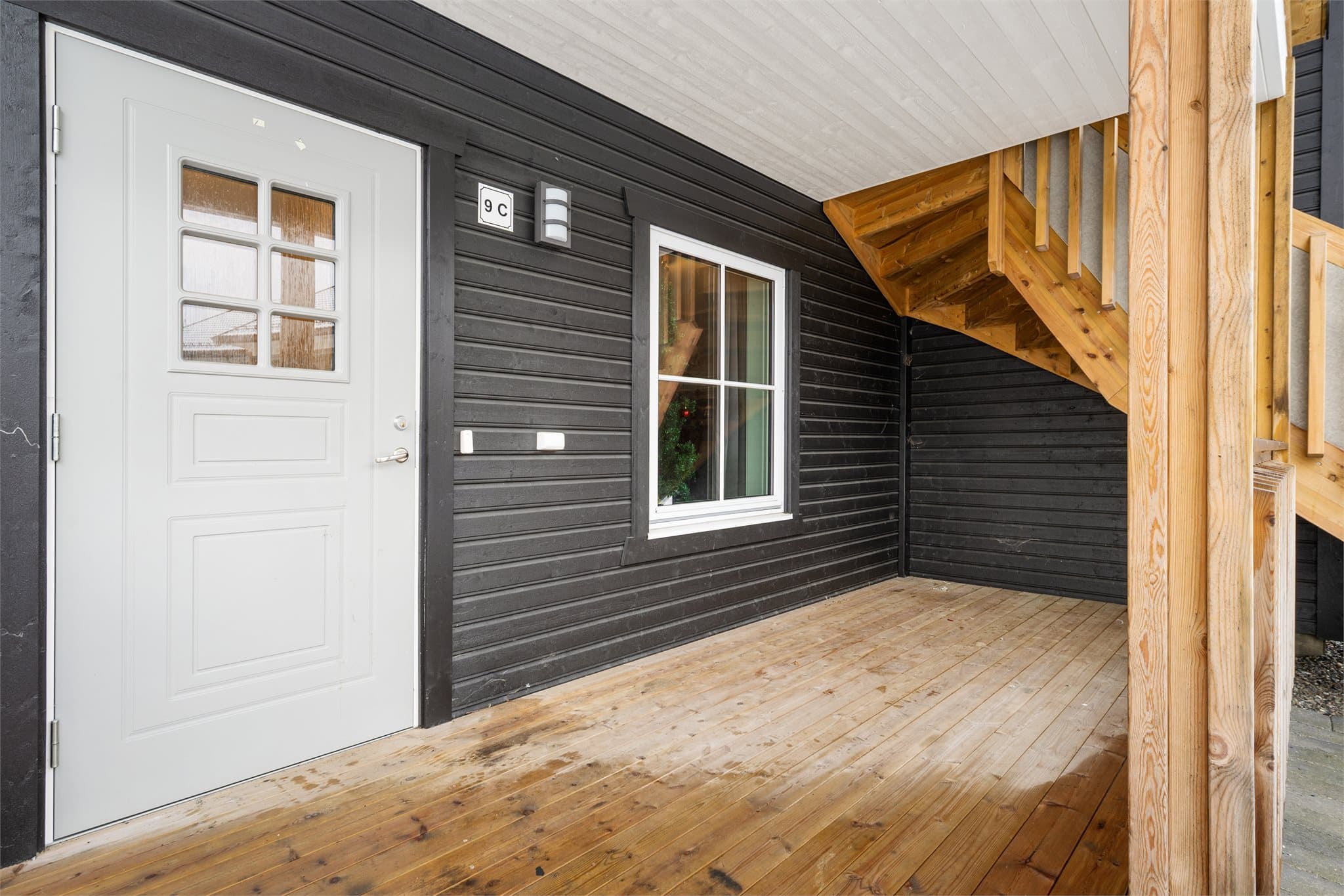 Uteplass også ved inngangsparti.