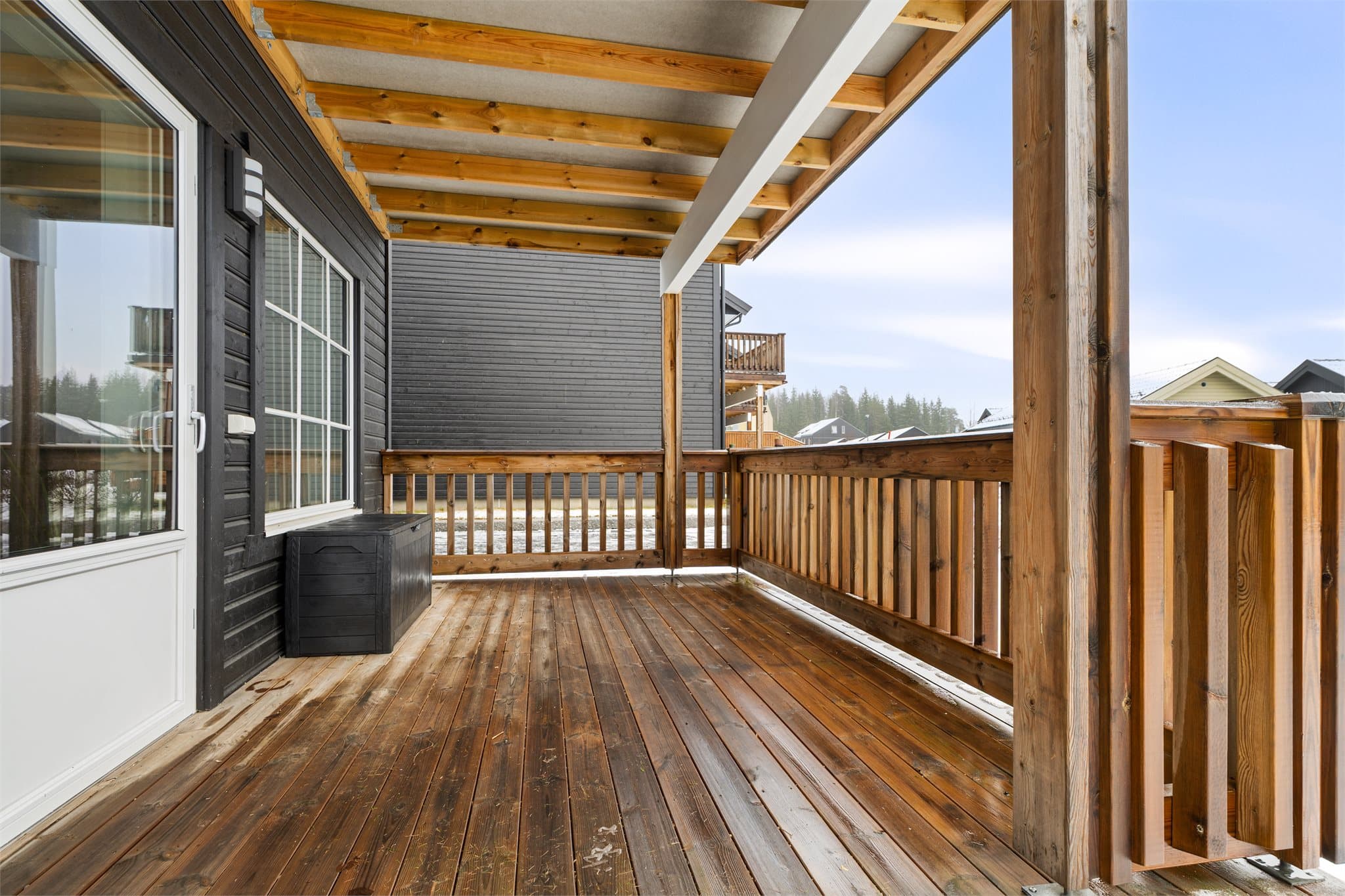 Fin terrasse, overbygget og med plass til utemøblementet.