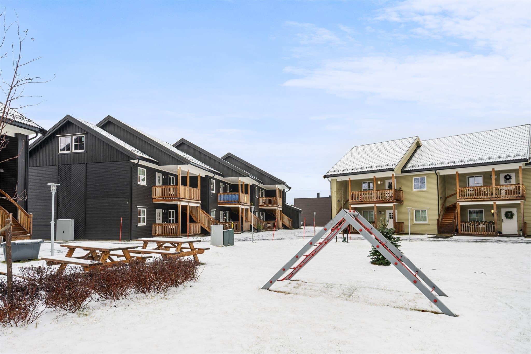 En pen 3-roms selveierleilighet i 1. etasje fra 2022 med god internbeliggenhet.