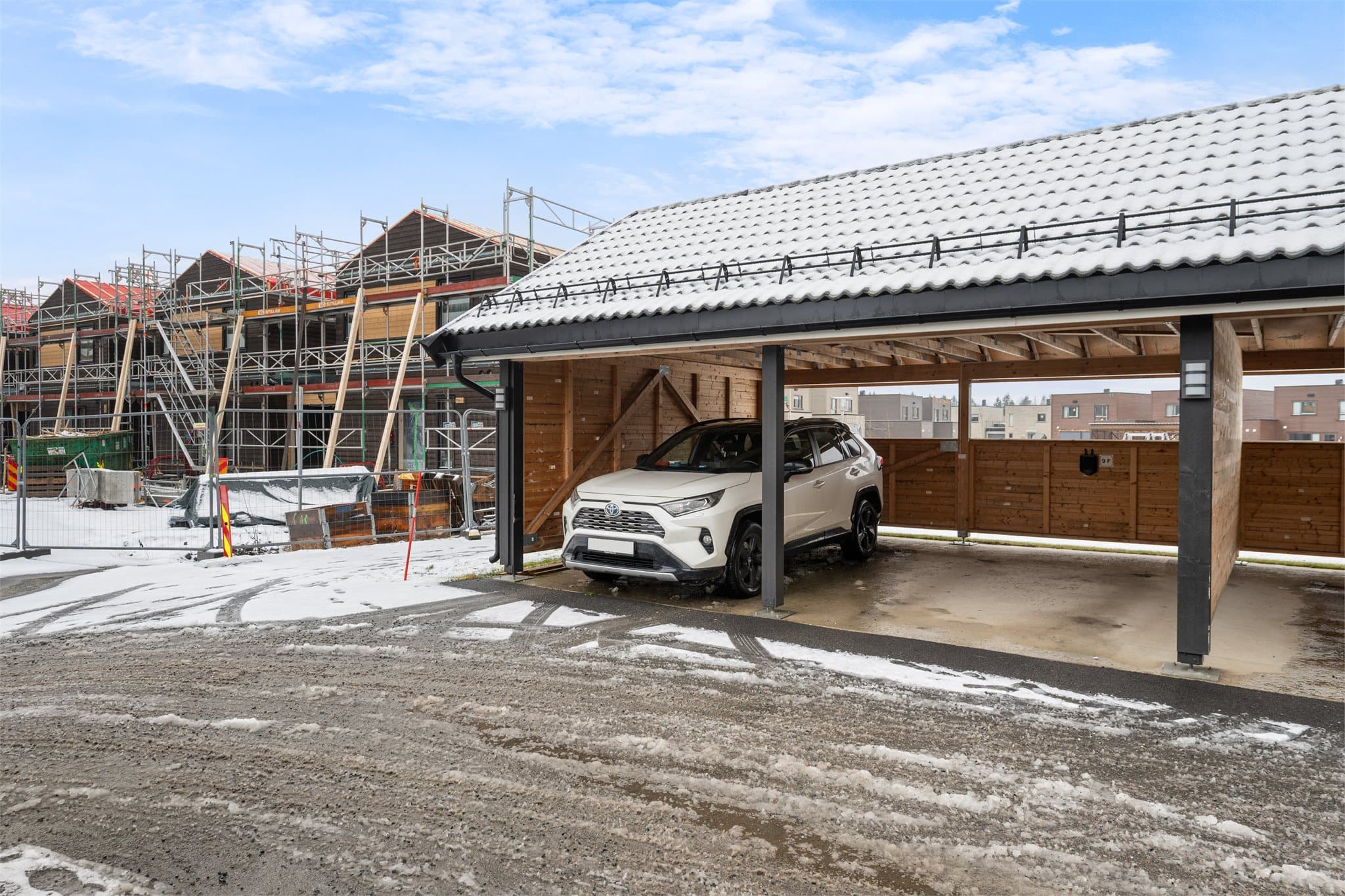 Boligen disponerer en biloppstillingsplass i carportrekke. Det er mulighet for å installere elbillader hvor innstallasjon og bruk må bekostes av ny eier.