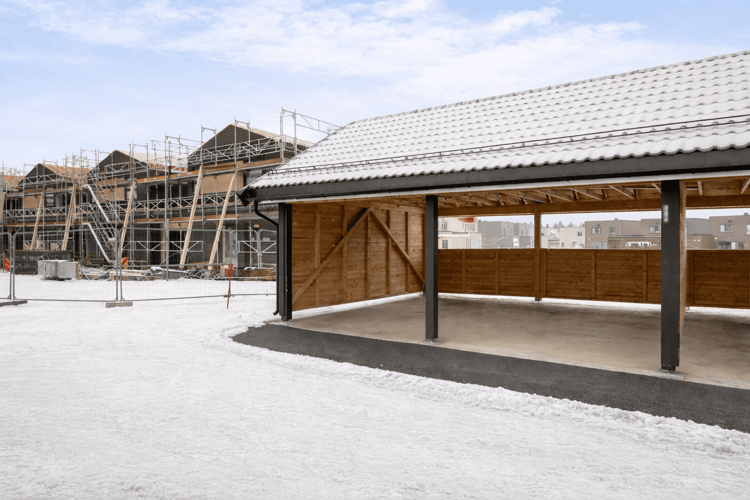 Boligen disponerer en biloppstillingsplass i carportrekke. Bildet er redigert ved hjelp av KI-verktøy.