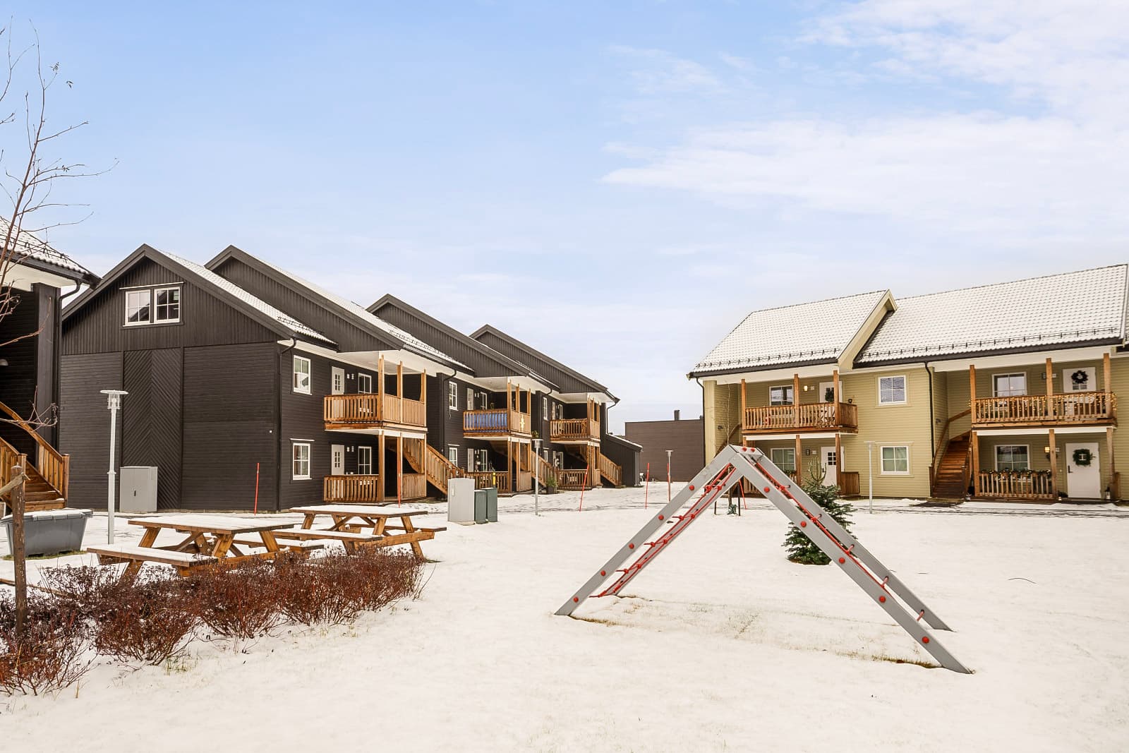 Nydelig fellesområder rett utenfor døra. Området forøvrig er familievennlig med kort vei til både barnehager og skoler.