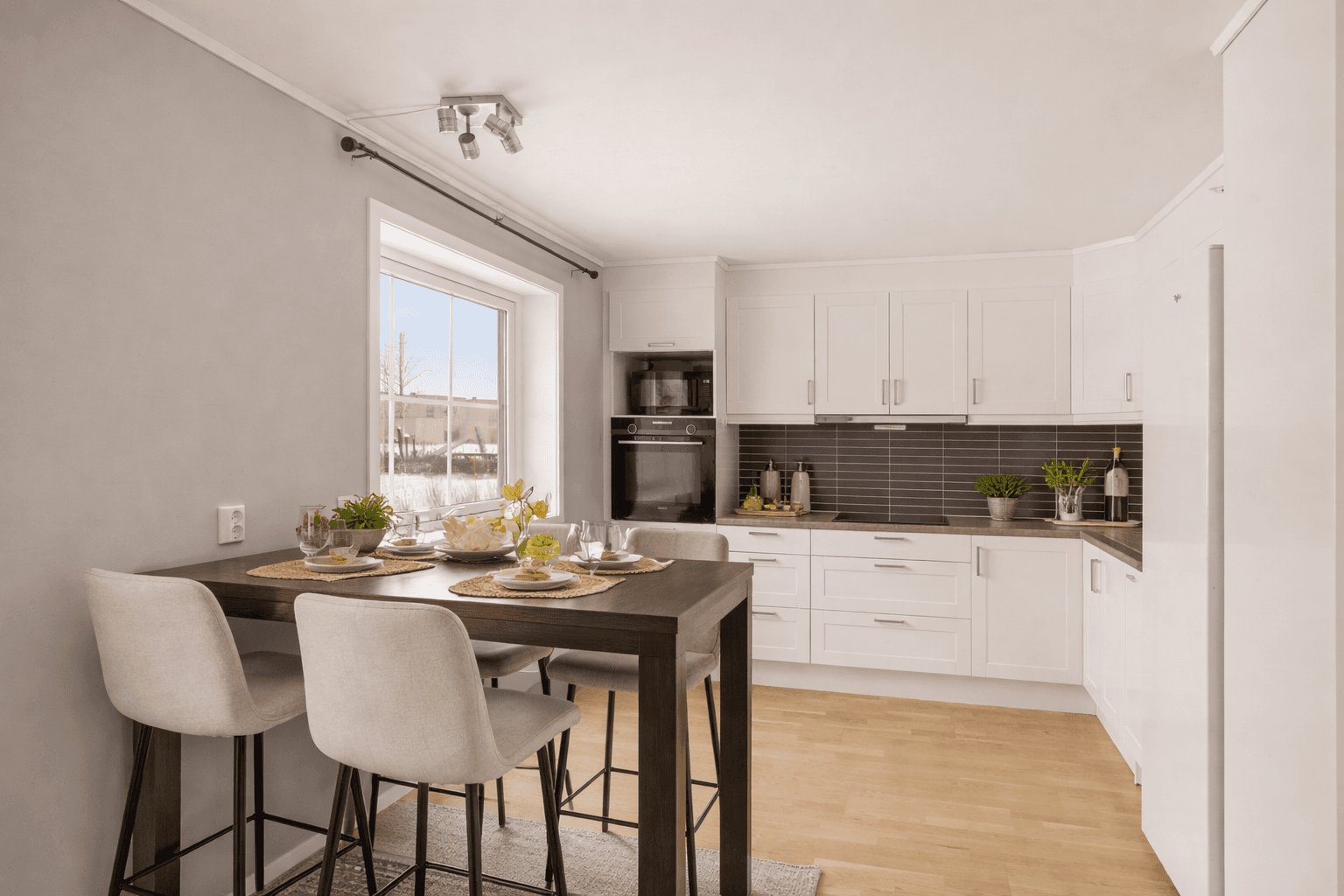 Pent, klassisk kjøkken med profilert innredning og rikelig med skap- og benkeplass. Bildet er innredet ved hjelp av KI-verktøy.