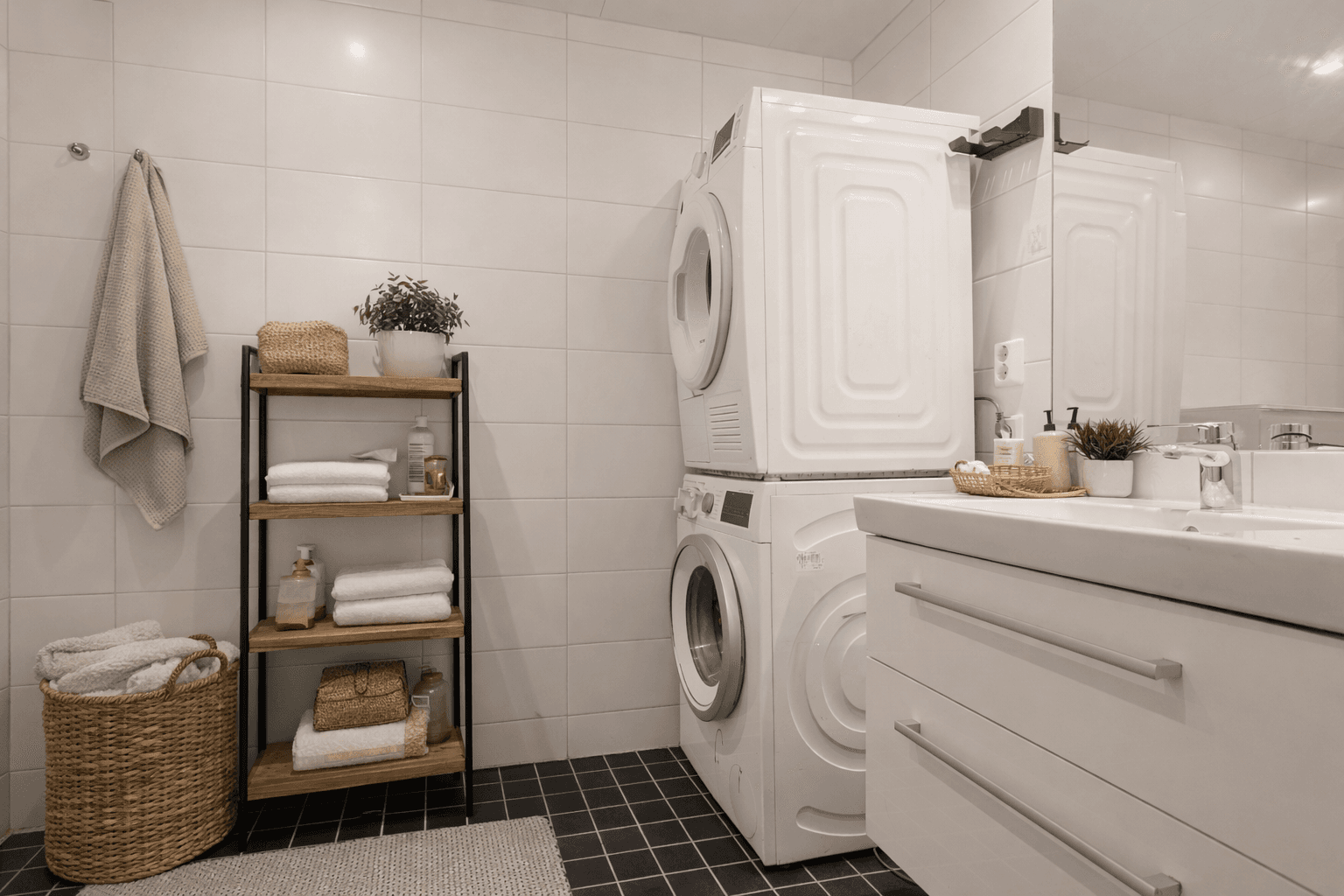 Det er opplegg for vaskemaskin og plass til vaskesøyle. Bildet er innredet ved hjelp av KI-verktøy.