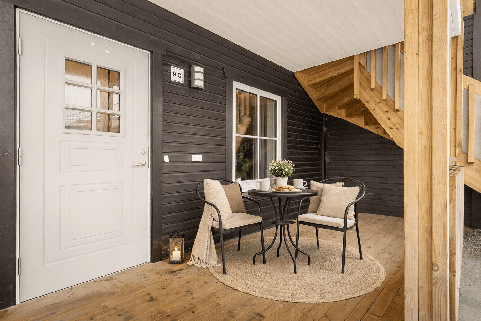 Uteplass også ved inngangsparti. Bildet er innredet ved hjelp av KI-verktøy.