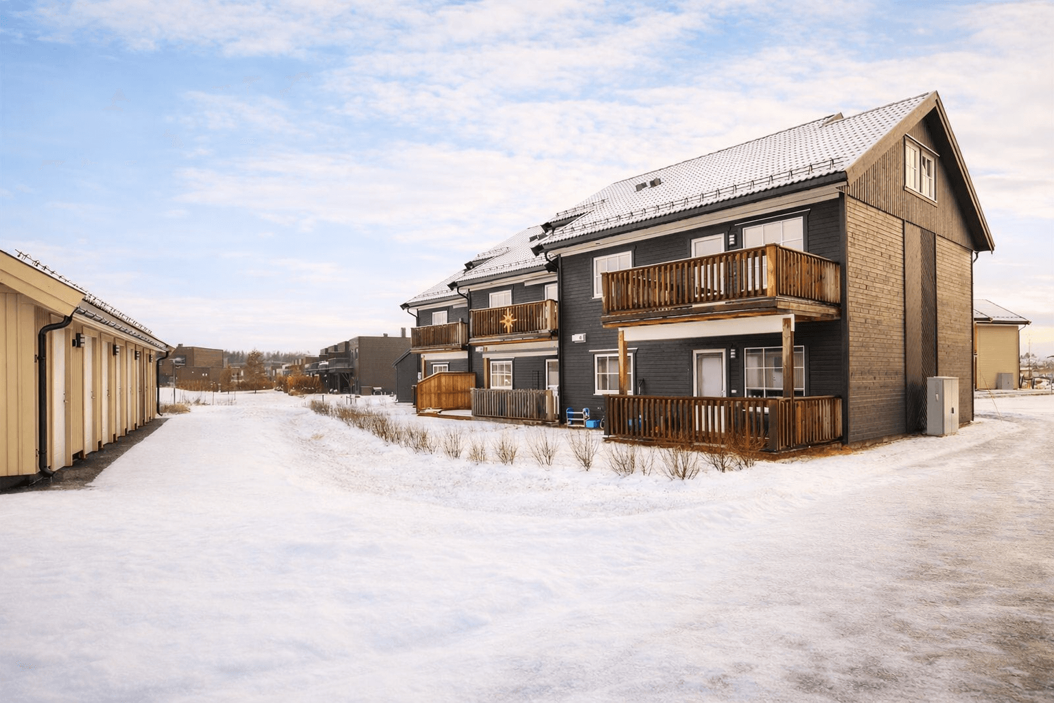 En pen 3-roms selveierleilighet i 1. etasje fra 2022 med god internbeliggenhet. Bildet er redigert ved hjelp av KI-verktøy.