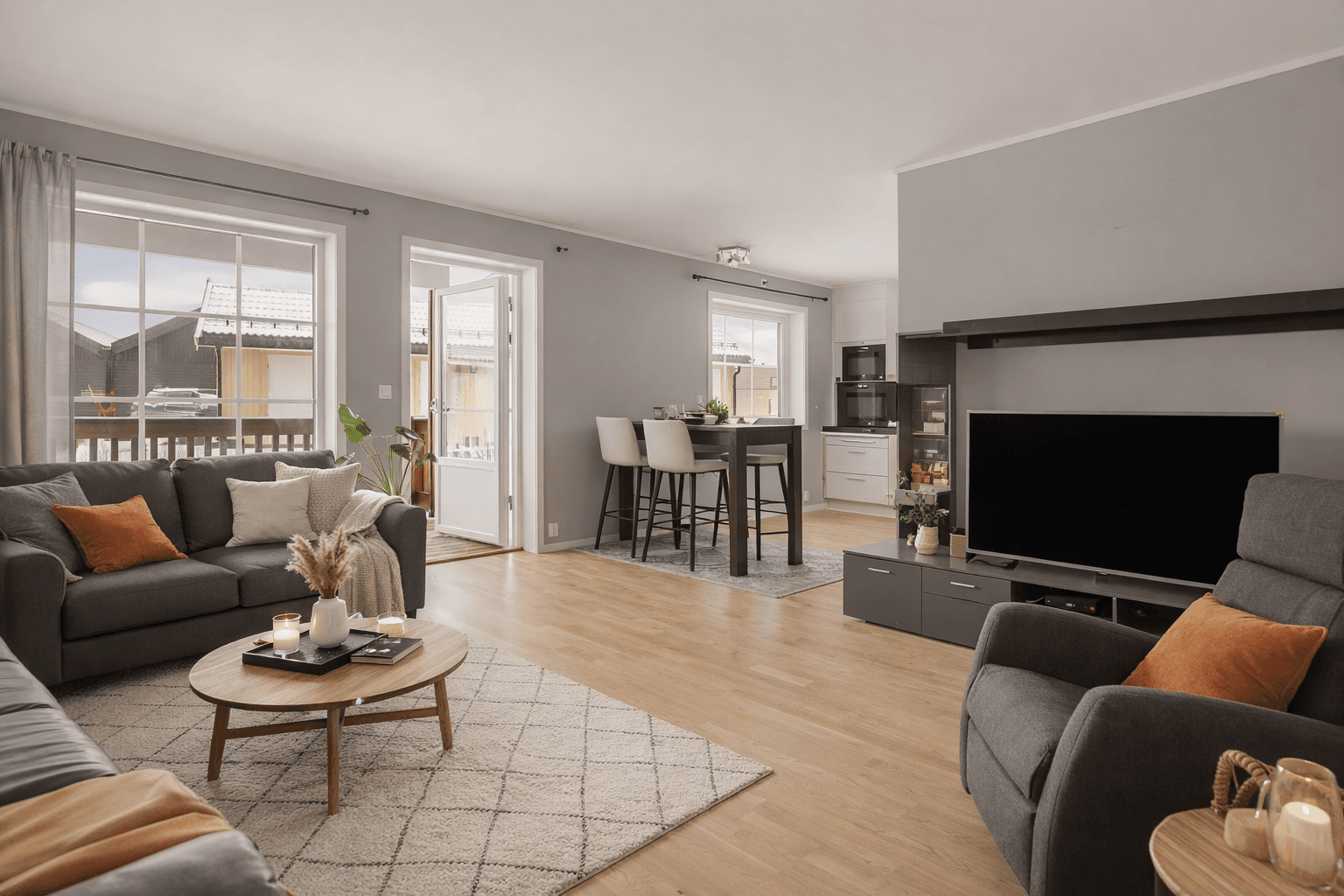 Stuen er romslig, det er plass for både spisebord og sofamøblement. Bildet er innredet ved hjelp av KI-verktøy.