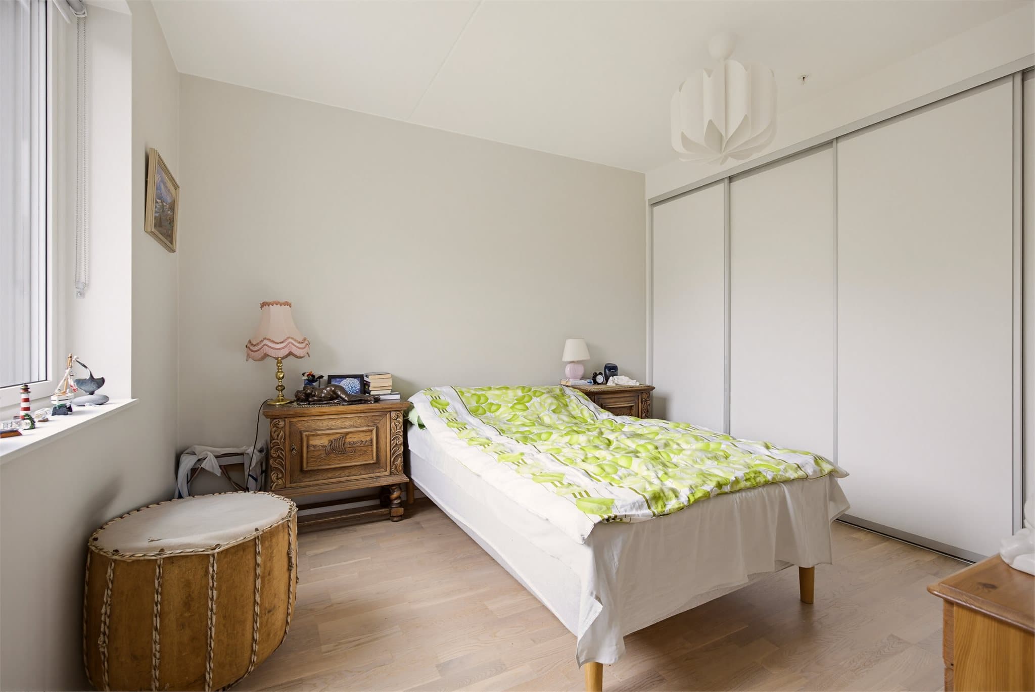 Soverommet har en romslig størrelse og ligger skjermet fra stuen, noe som gir en rolig og behagelig atmosfære. Store vindusflater slipper inn godt med naturlig lys, og rommet har god plass til dobbeltseng samt ytterligere møblering etter behov.