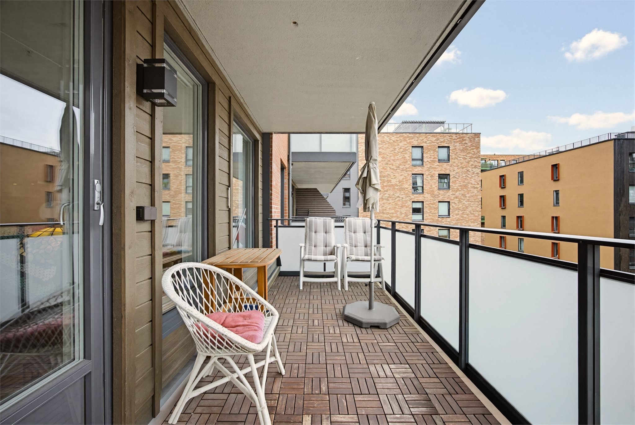 Her kan du nyte rolige morgener med kaffekoppen, invitere venner og familie til hyggelige grillkvelder eller slappe av i solen med utsikt mot grønne omgivelser.