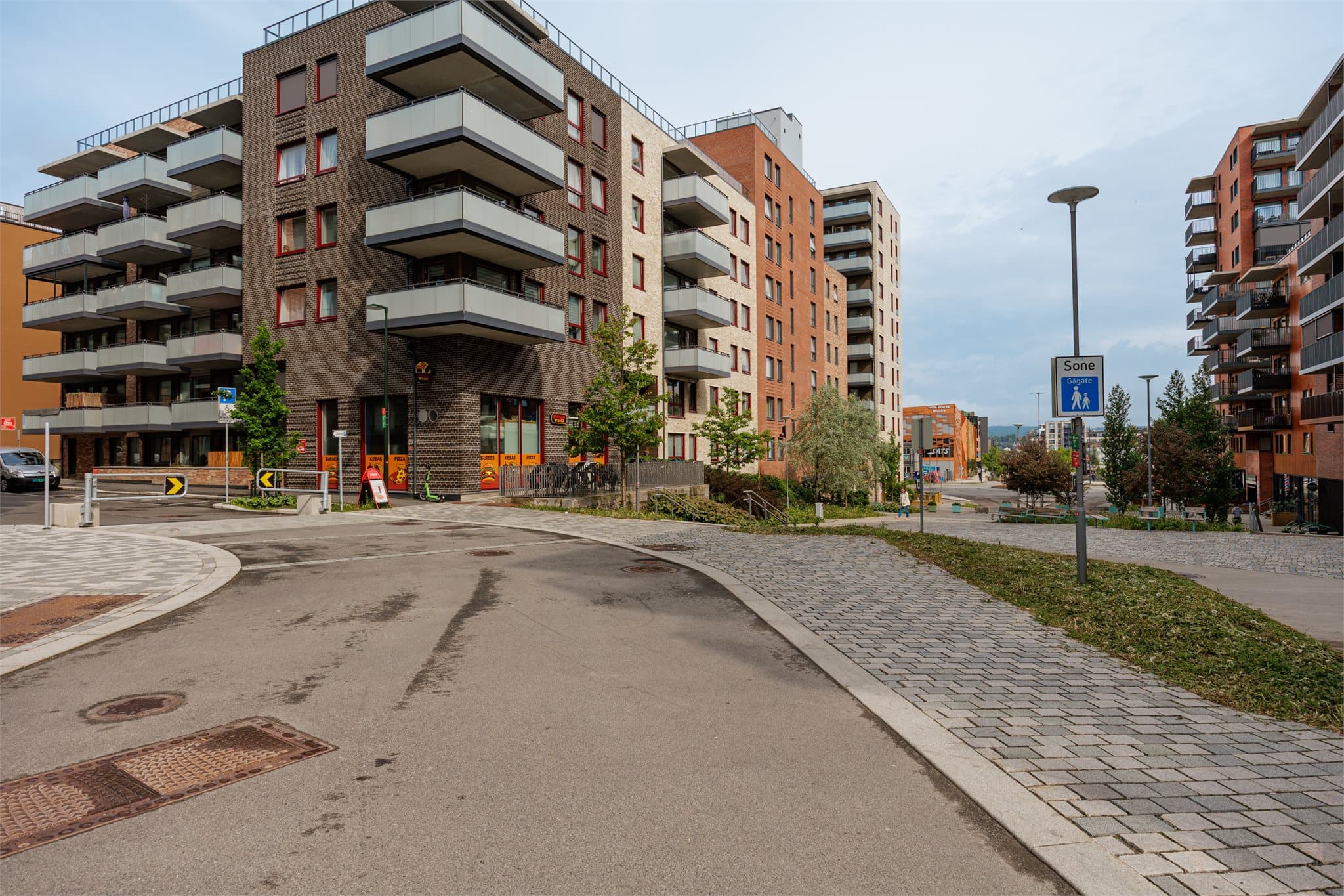 Det gjennomførte uteanlegget gir området et moderne og tiltalende preg, og bidrar til en lun og hyggelig atmosfære året rundt.