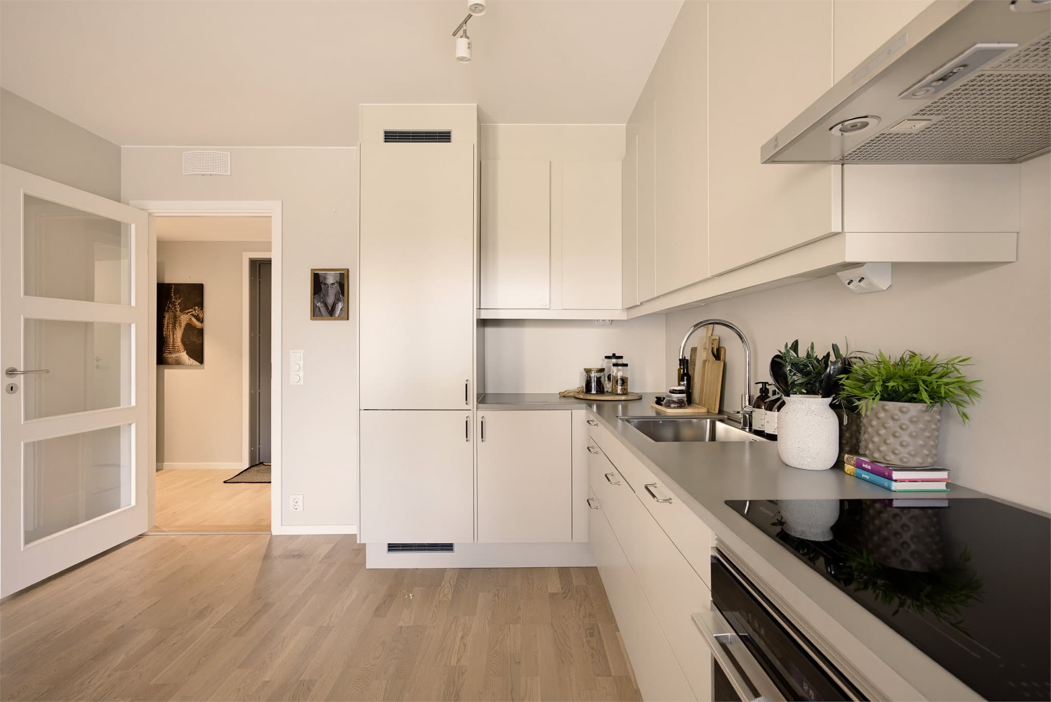 Romslig kjøkken med god plass til innredning med spisebord, samt glassdører som skaper en fin og luftig overgang mellom kjøkken, stue og entrésonen.