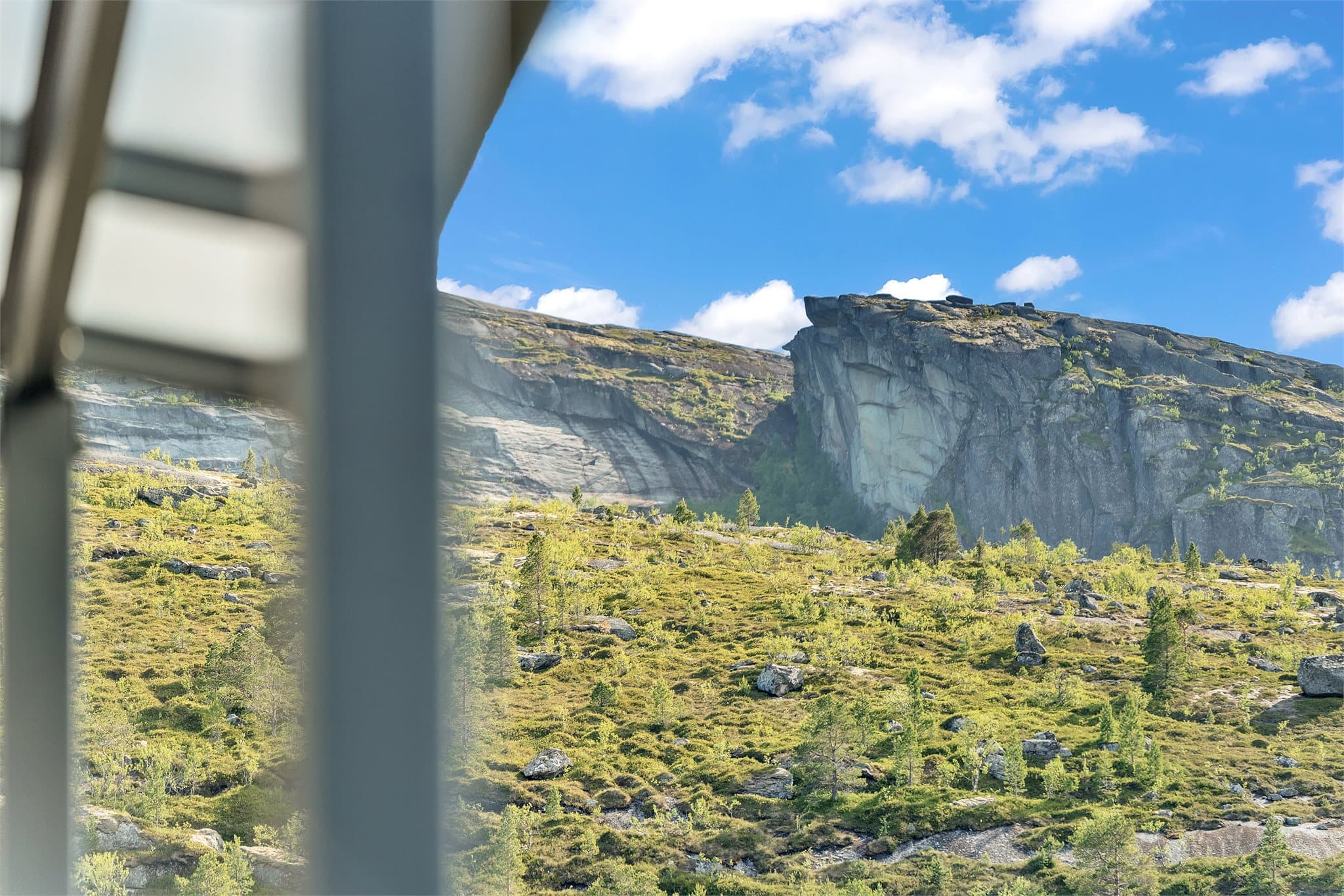 Tomten er fundamentert på fjell i et lett skrående terreng.