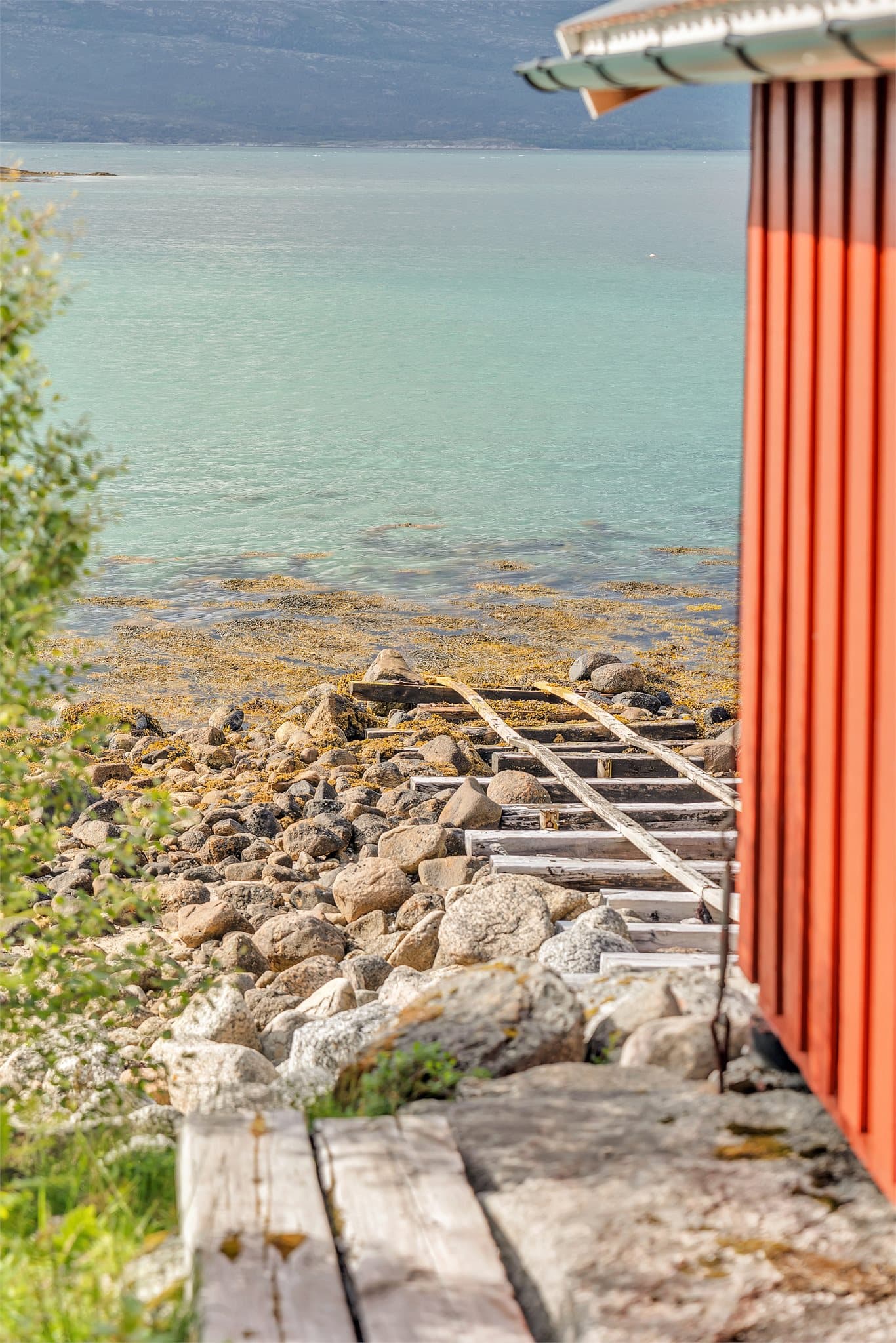 Naustet ligger i vakre omgivelser.