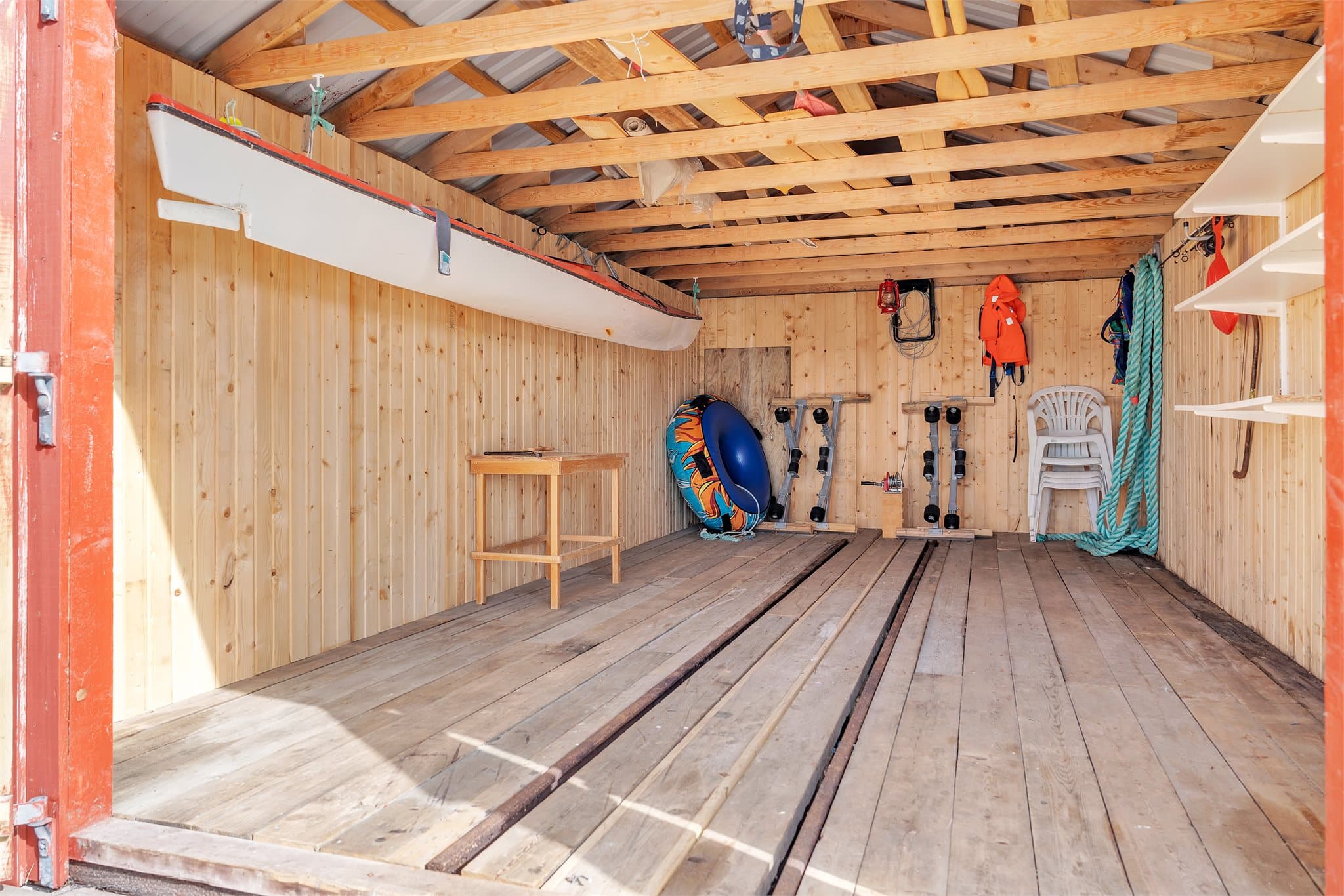 God plass til oppbevaring av båt og fritidsutstyr i naustet på ca. 21 m².