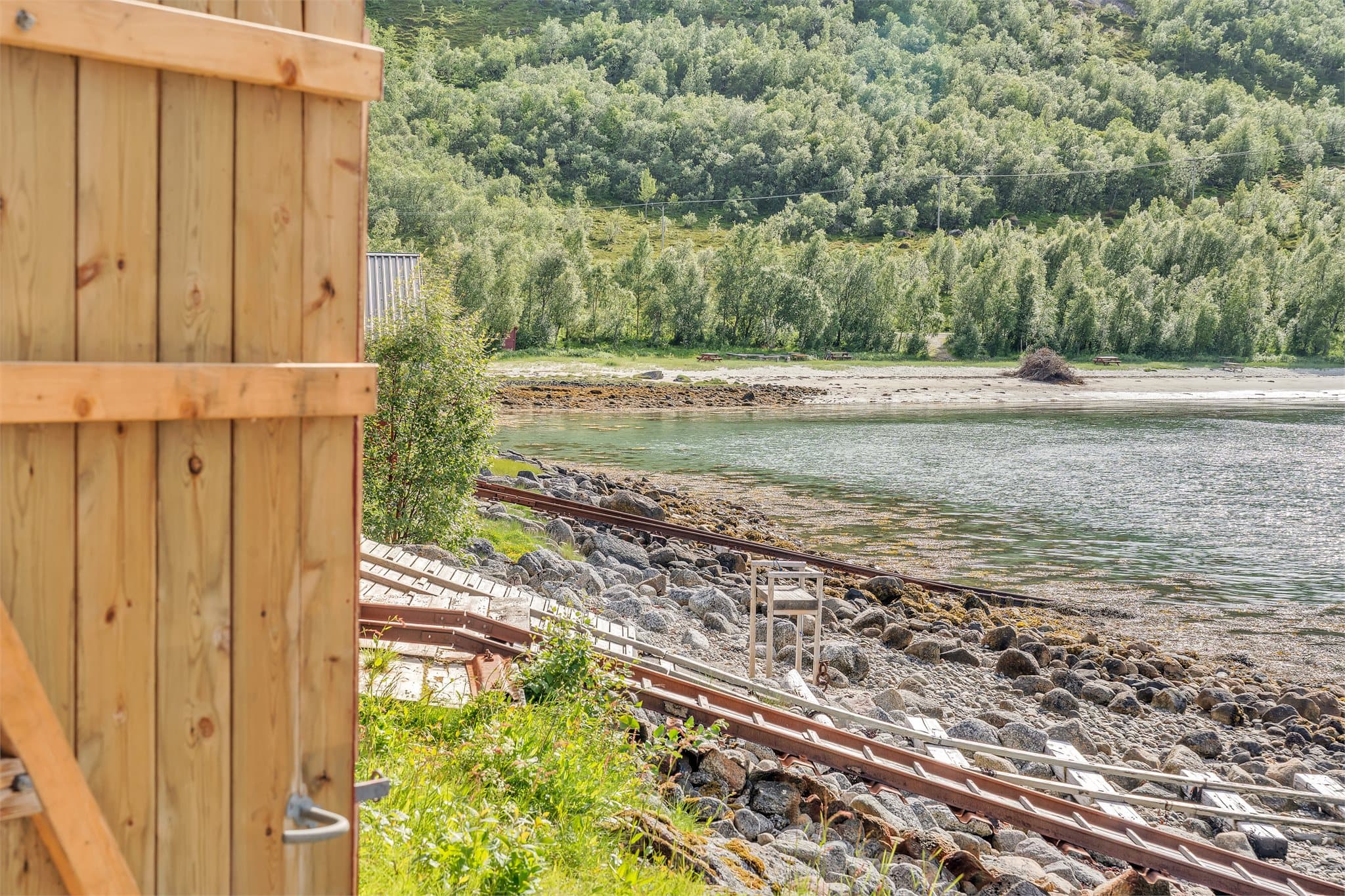 Naustet gir umiddelbar nærhet til sjølivet og strand.