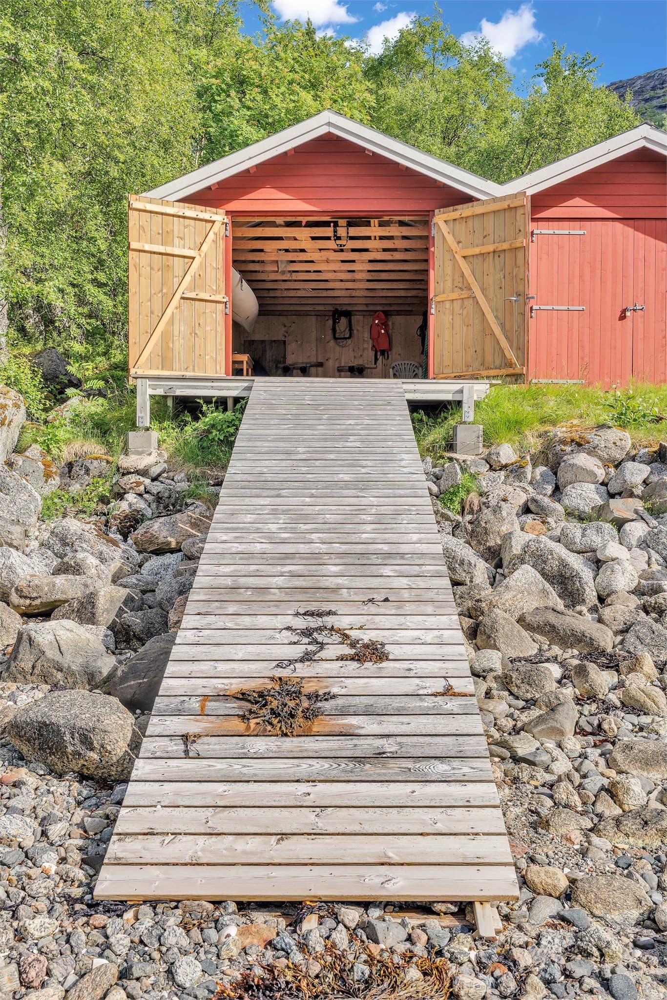 Naustet har rampe ned mot strandsonen for enkel sjøsetting av båt eller kajakk.