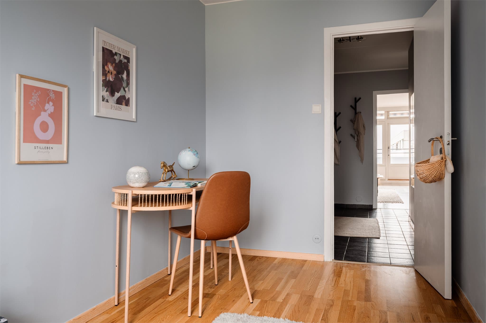 Soverommene ligger praktisk tilknyttet entréen, adskilt fra stuen.