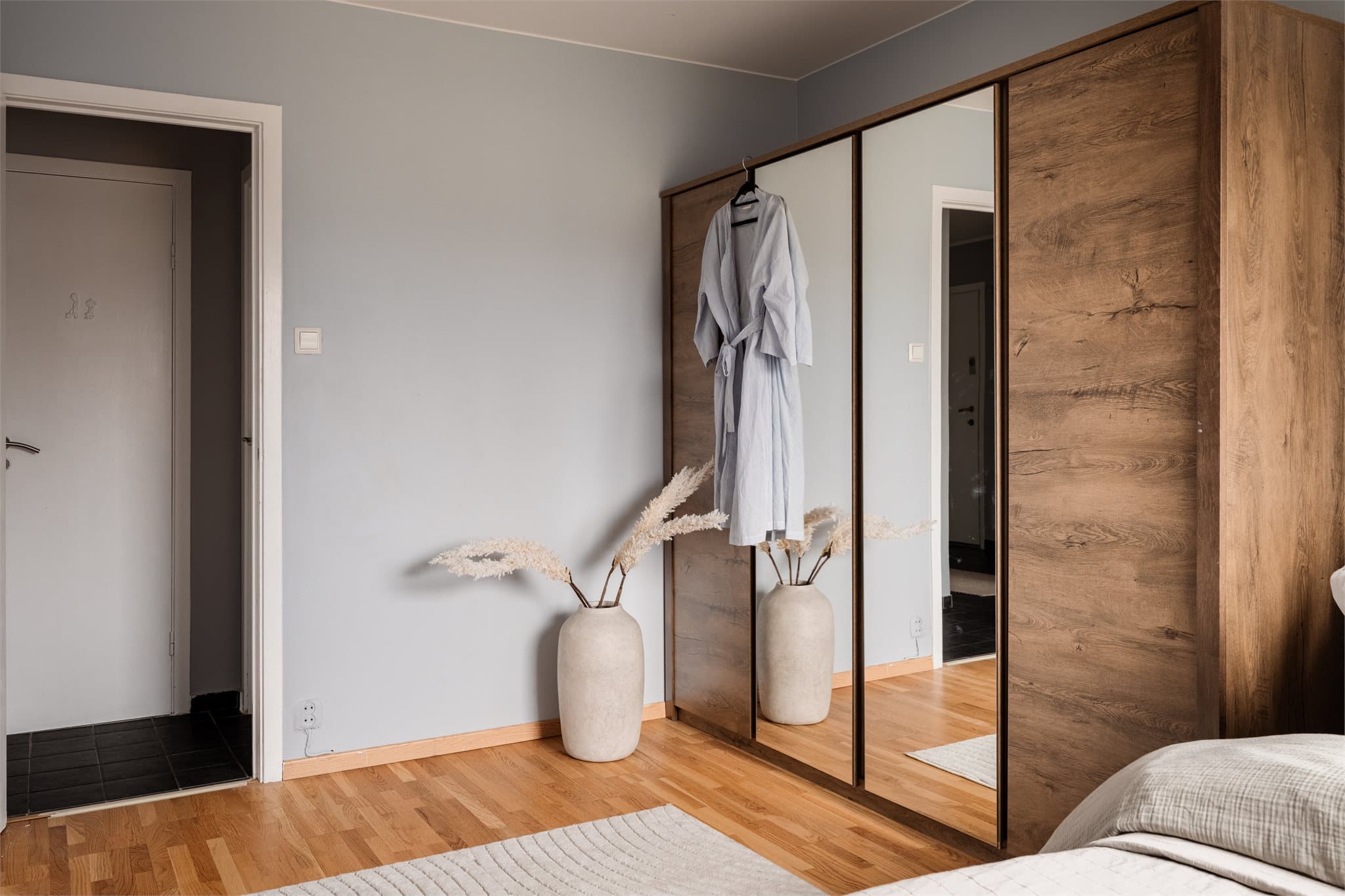 Rikelig med oppbevaringsplass i en stor garderobe med speilfronter.