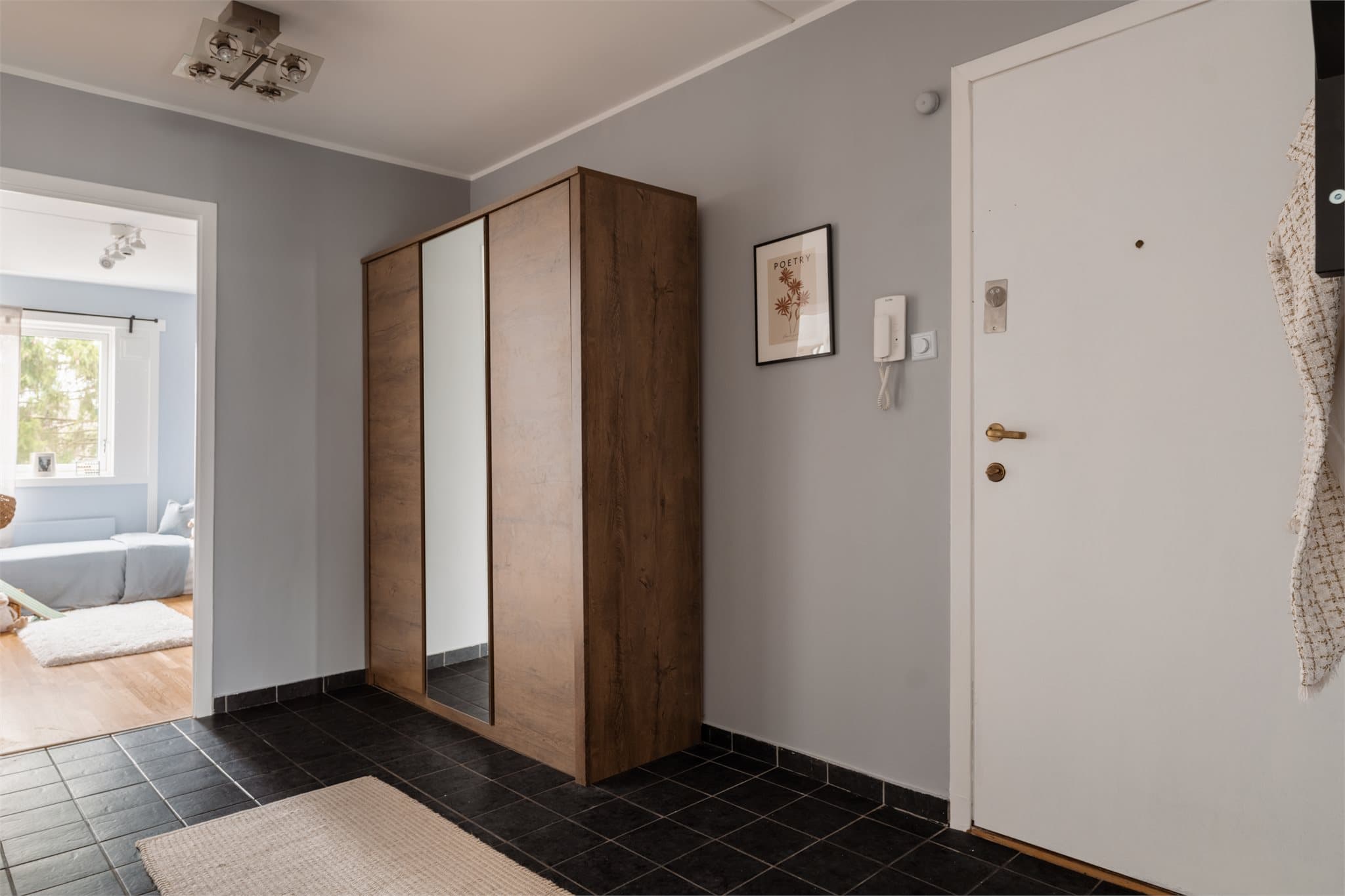 Entréen ønsker velkommen inn med god plass til garderobeløsninger.