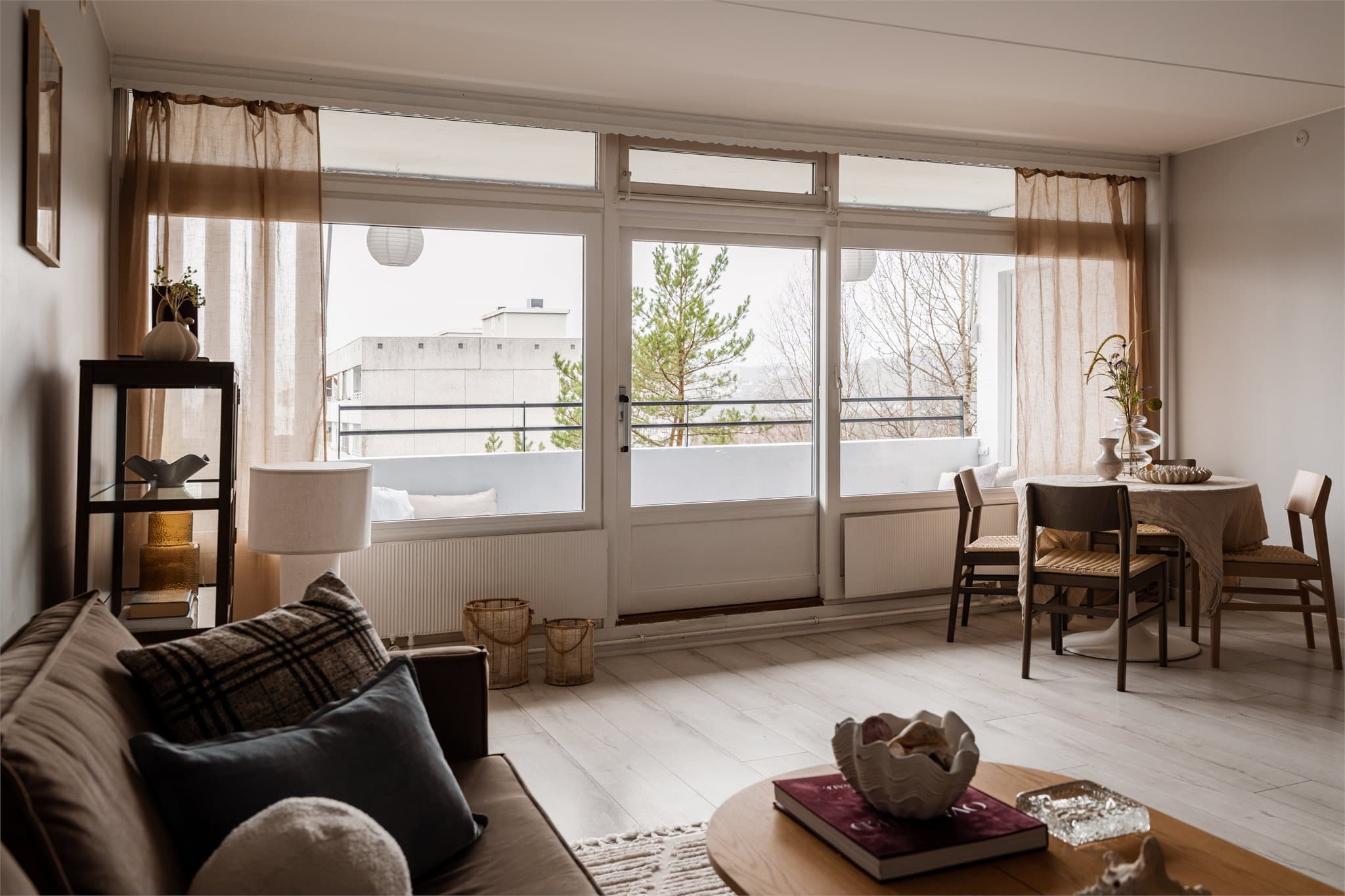 Store vindusflater slipper inn rikelig med lys i stue- og kjøkkensonen.