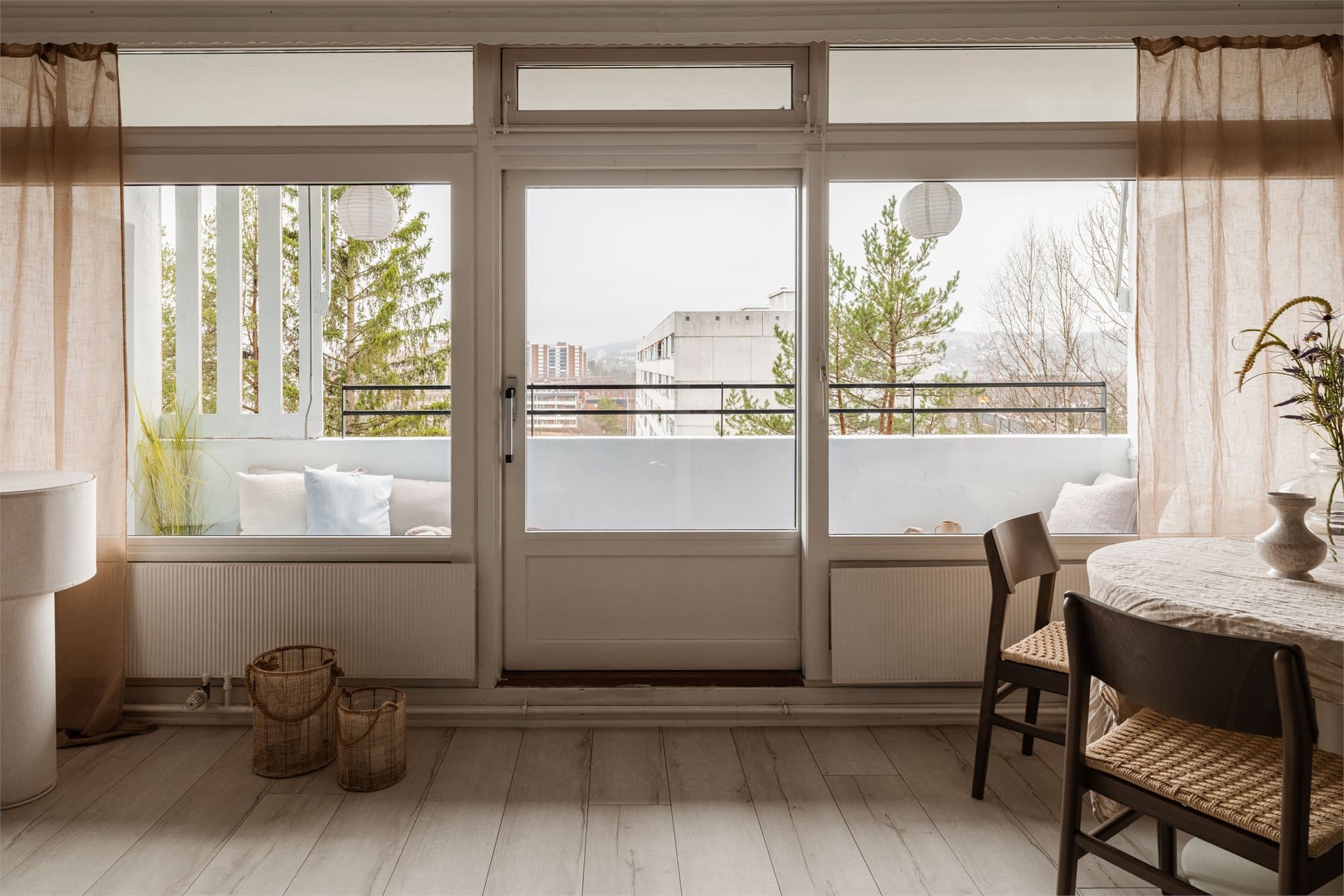 Balkongdøren og de store vindusflatene slipper inn rikelig med dagslys.