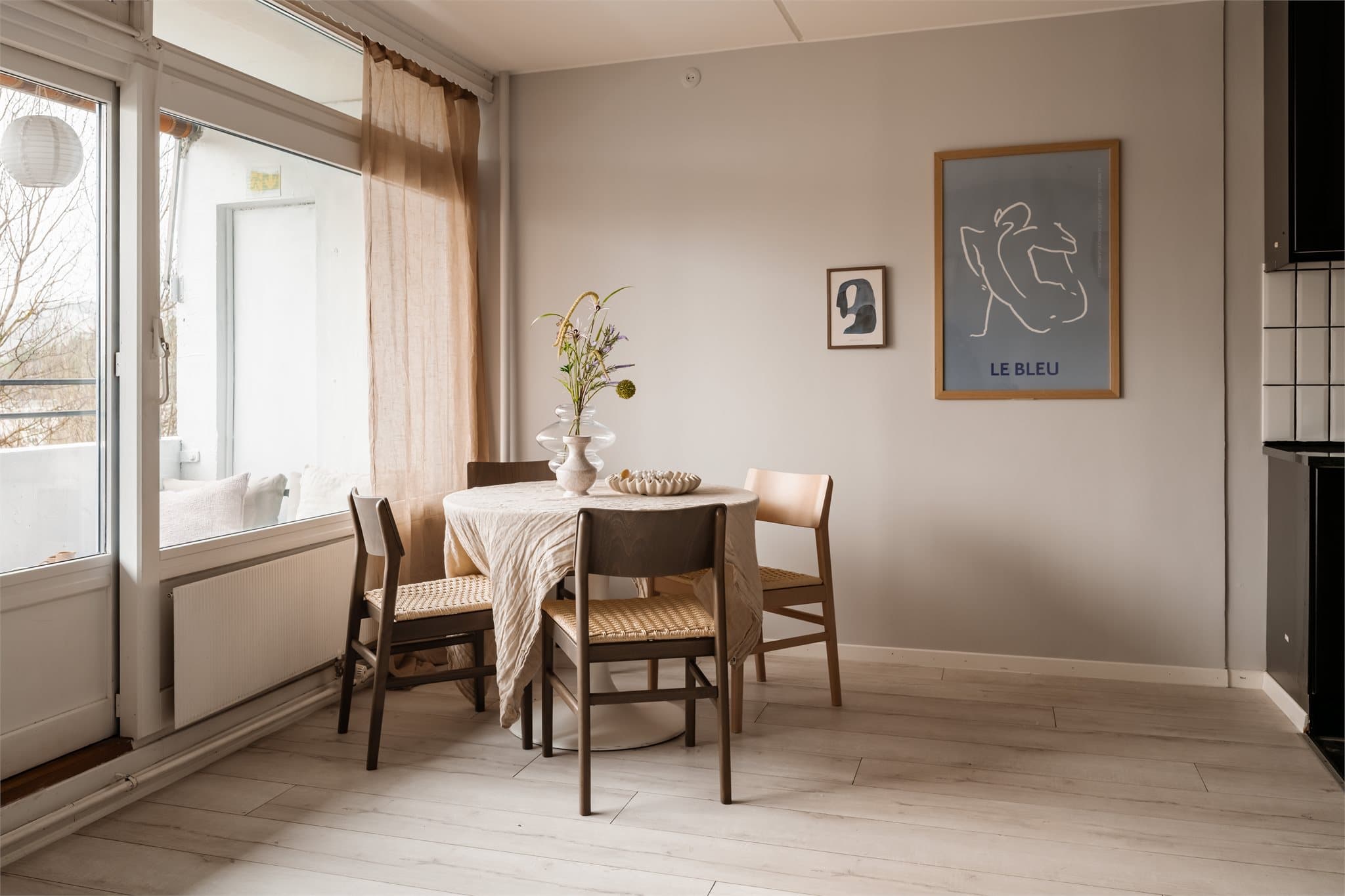 Spiseplassen er naturlig plassert i tilknytning til både stuen og kjøkkenet.