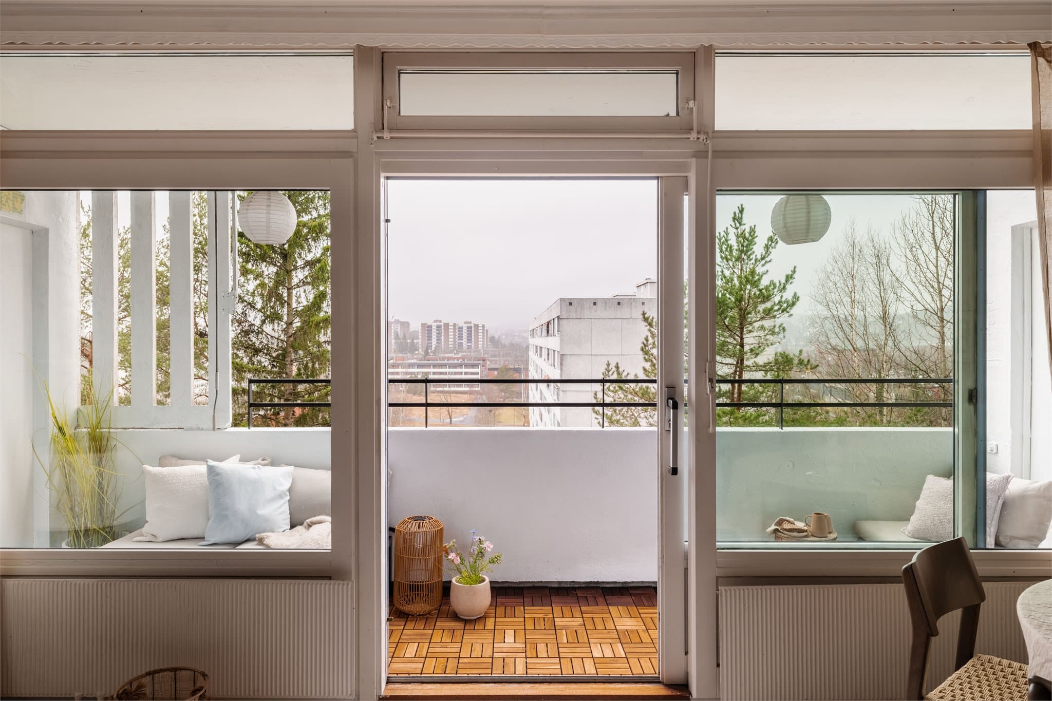 Fra stuen åpner leiligheten seg opp mot den private uteplassen.