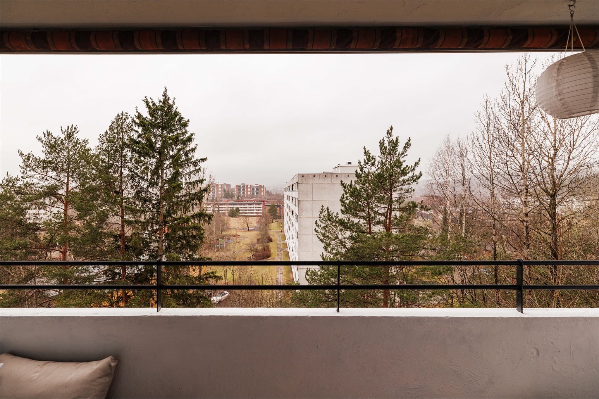 Fra balkongen har du utsyn over grønne fellesarealer og nærområdet.