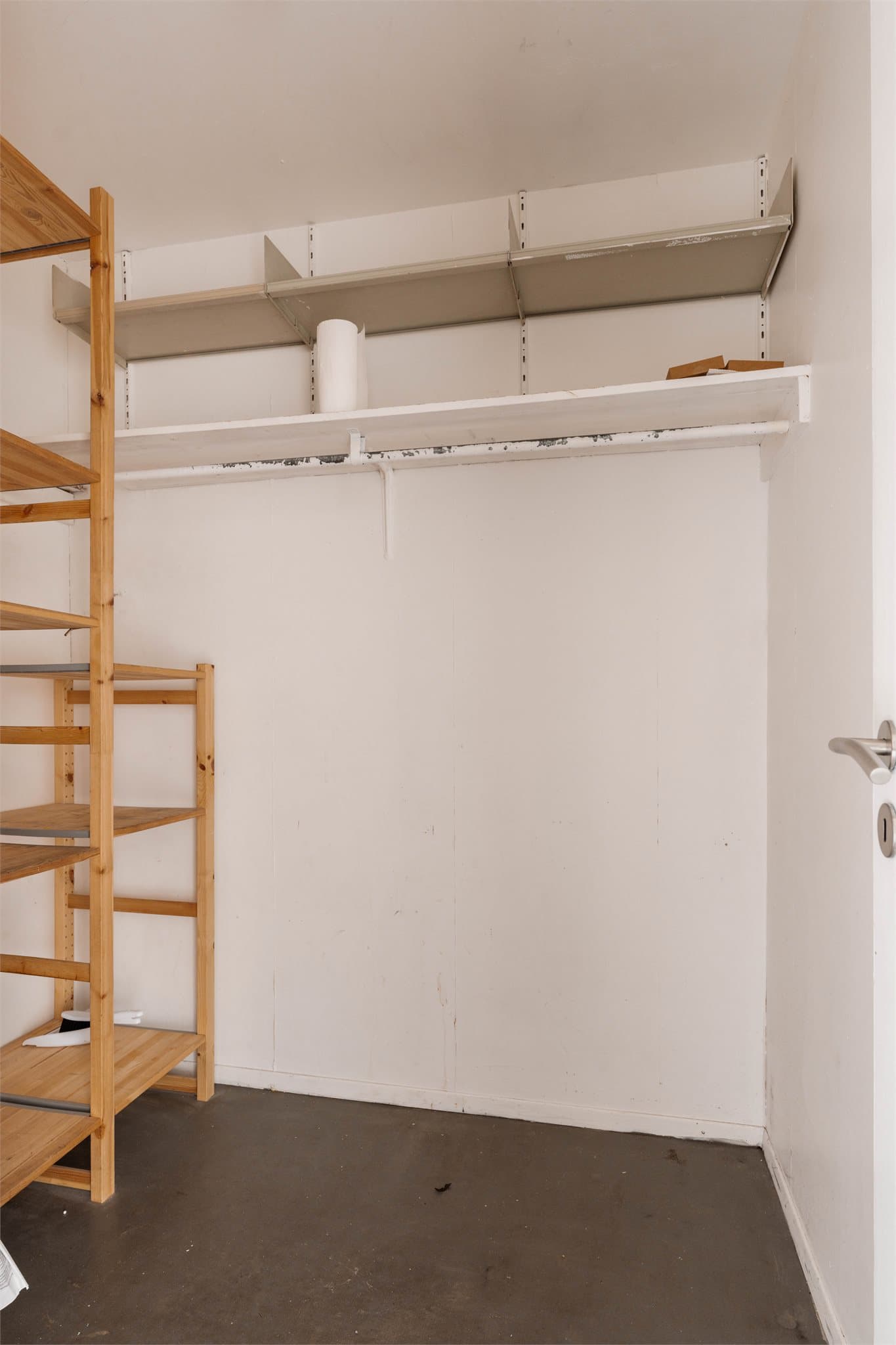 Leiligheten har en praktisk innvendig bod, i tillegg til en kjellerbod på ca. 2,4 m².